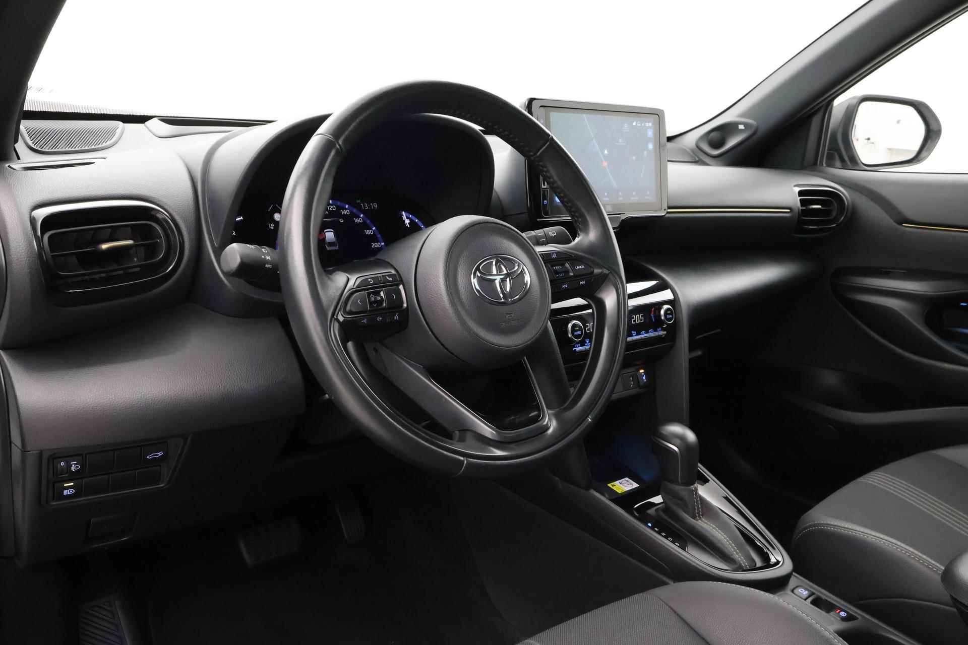 Toyota Yaris Cross 1.5 Hybrid Adventure | Panoramadak | Navigatie | JBL | Head-up display | 18 inch | Parkeersensoren voor/achter | Dodehoek detectie - 2/41