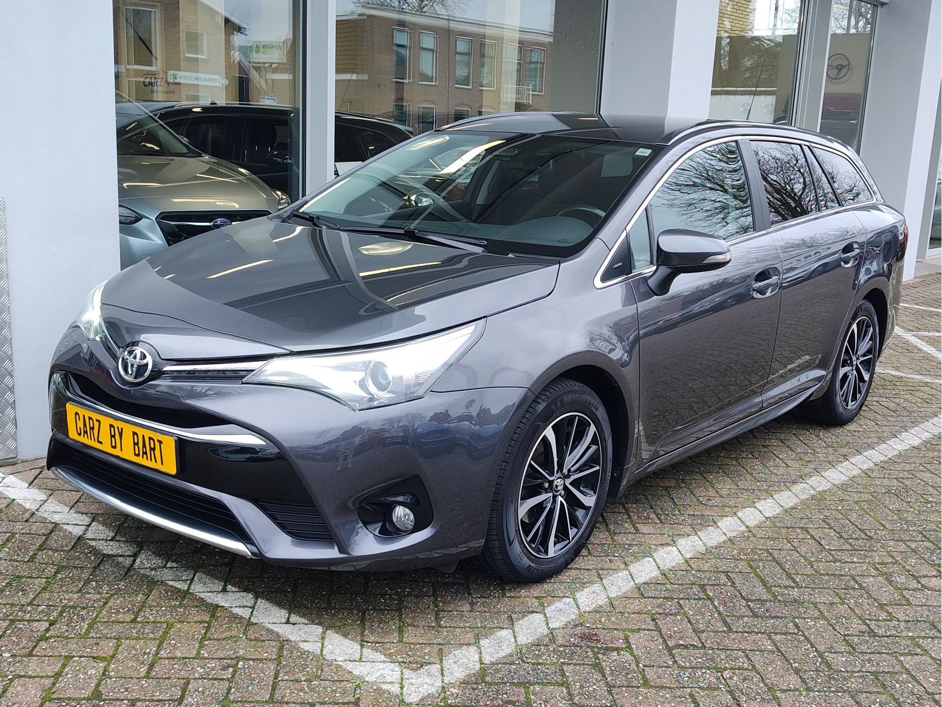 Toyota Avensis Touring Sports 1.8 VVT-i DYNAMIC Stoelverwarming | Keyless | Navigatie