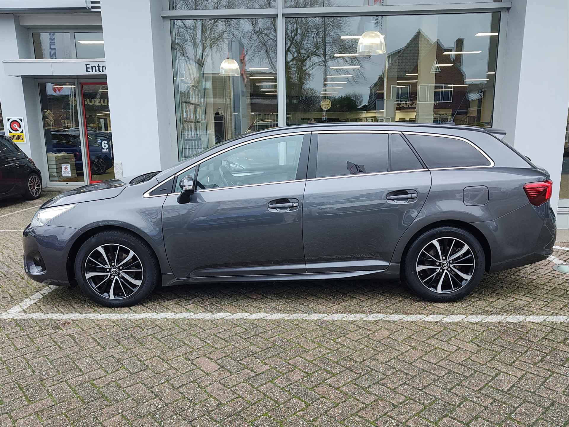 Toyota Avensis Touring Sports 1.8 VVT-i DYNAMIC Stoelverwarming | Keyless | Navigatie - 3/37