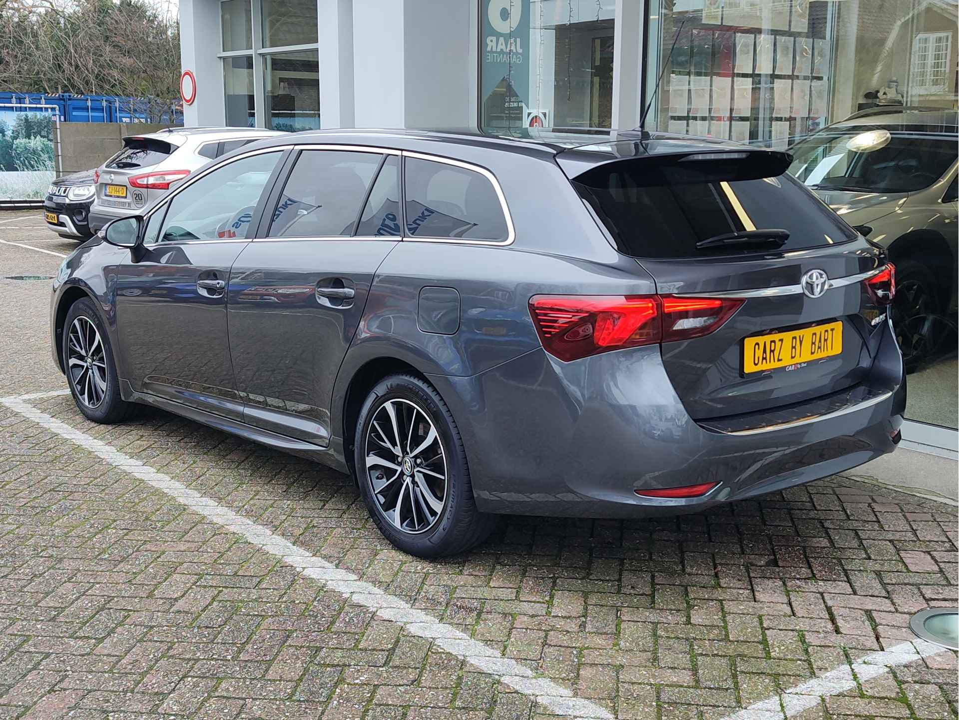 Toyota Avensis Touring Sports 1.8 VVT-i DYNAMIC Stoelverwarming | Keyless | Navigatie - 4/37