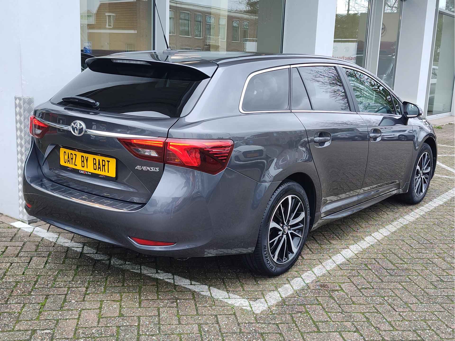 Toyota Avensis Touring Sports 1.8 VVT-i DYNAMIC Stoelverwarming | Keyless | Navigatie - 6/37