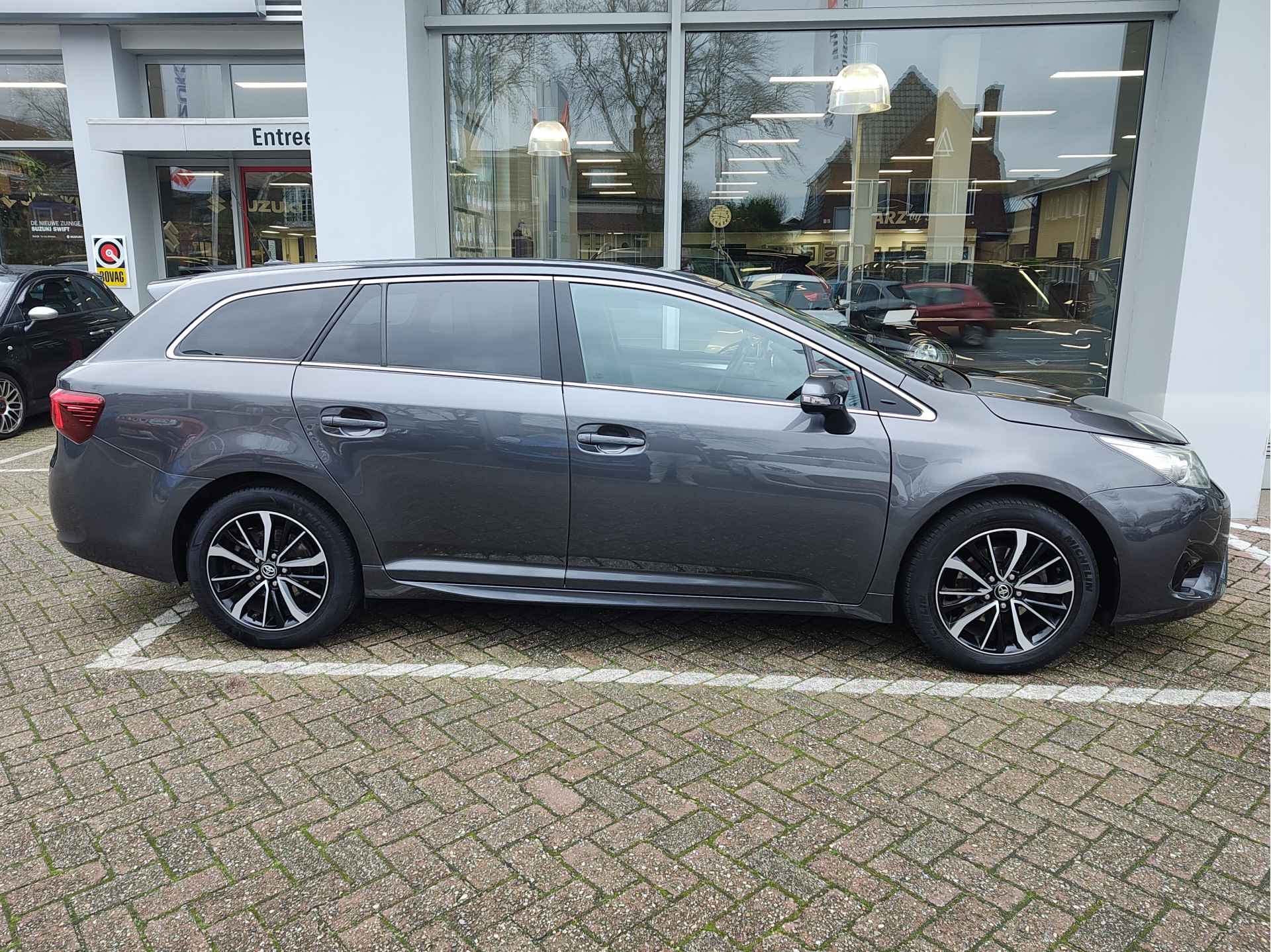 Toyota Avensis Touring Sports 1.8 VVT-i DYNAMIC Stoelverwarming | Keyless | Navigatie - 7/37