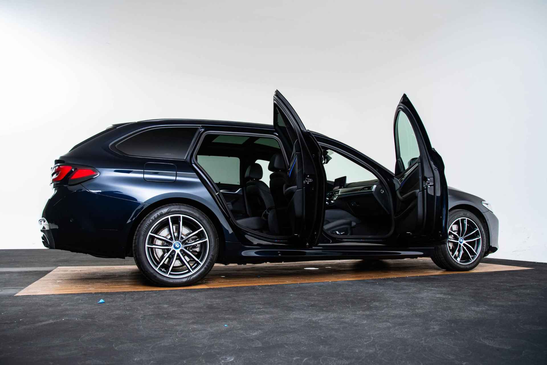 BMW 5-serie Touring 530e xDrive Executive M Sportpakket - Panoramadak - Parking Assistant - HiFi System - Elektrisch verstelbare/verwarmde stoelen - High Beam Assistant - Comfort Access - - 10/69