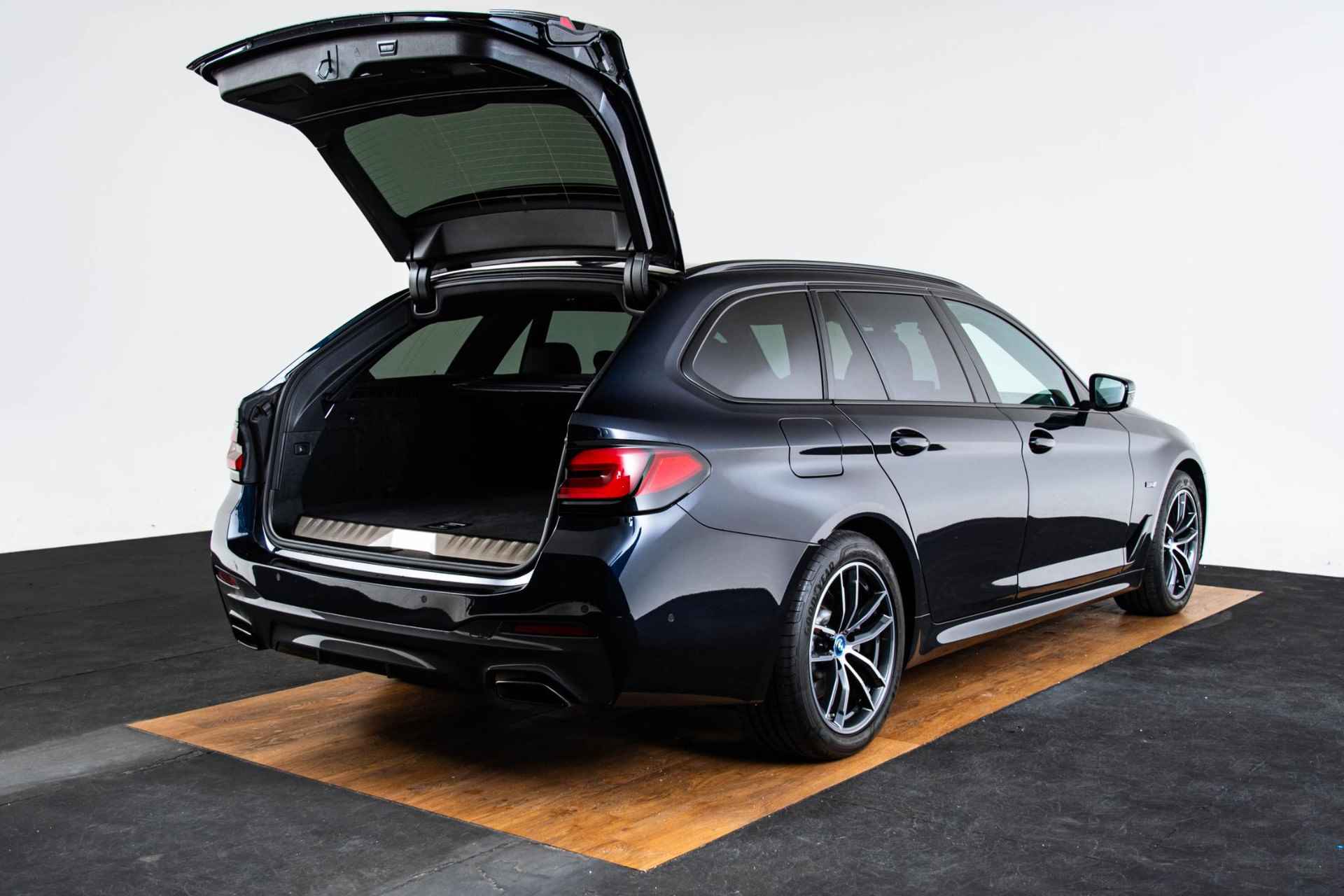 BMW 5-serie Touring 530e xDrive Executive M Sportpakket - Panoramadak - Parking Assistant - HiFi System - Elektrisch verstelbare/verwarmde stoelen - High Beam Assistant - Comfort Access - - 12/69