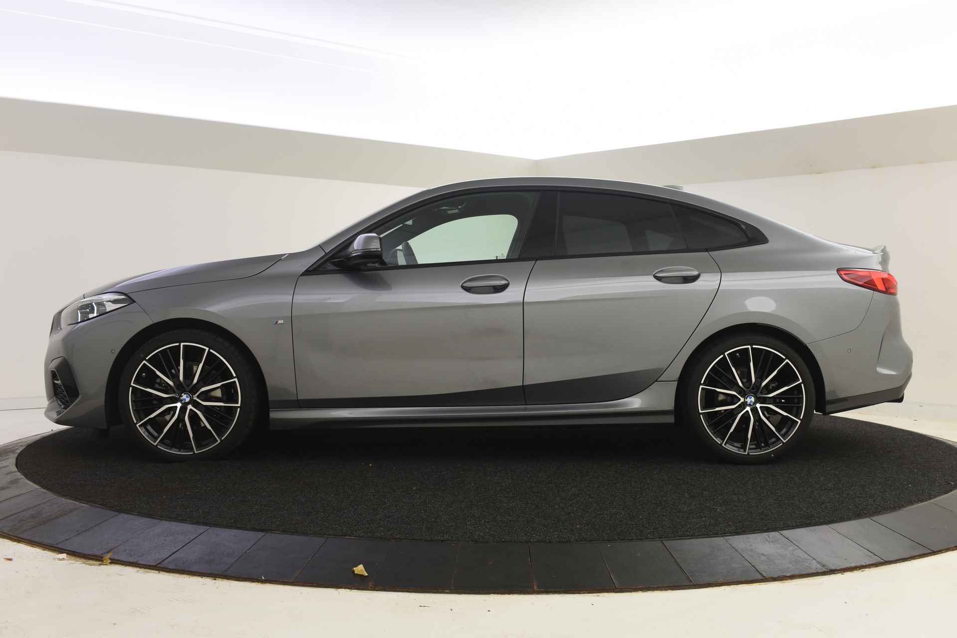 BMW 2 Serie Gran Coupé 218i High Executive M Sport Automaat / M sportstoelen / Stoelverwarming / M Sport steering / Comfort Access / Parking Assistant / Live Cockpit Professional / Cruise Control - 4/49