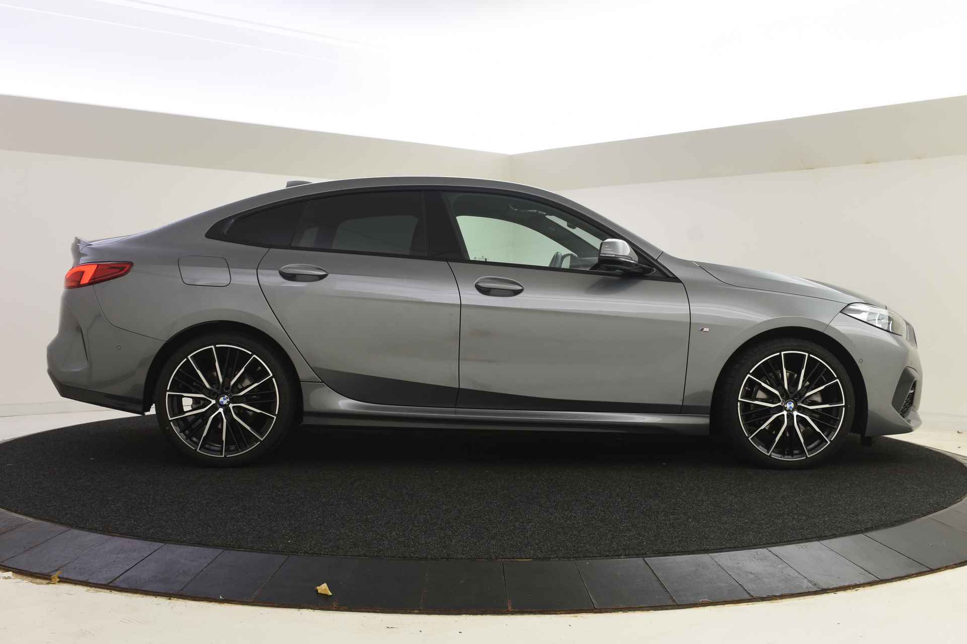 BMW 2 Serie Gran Coupé 218i High Executive M Sport Automaat / M sportstoelen / Stoelverwarming / M Sport steering / Comfort Access / Parking Assistant / Live Cockpit Professional / Cruise Control - 12/49