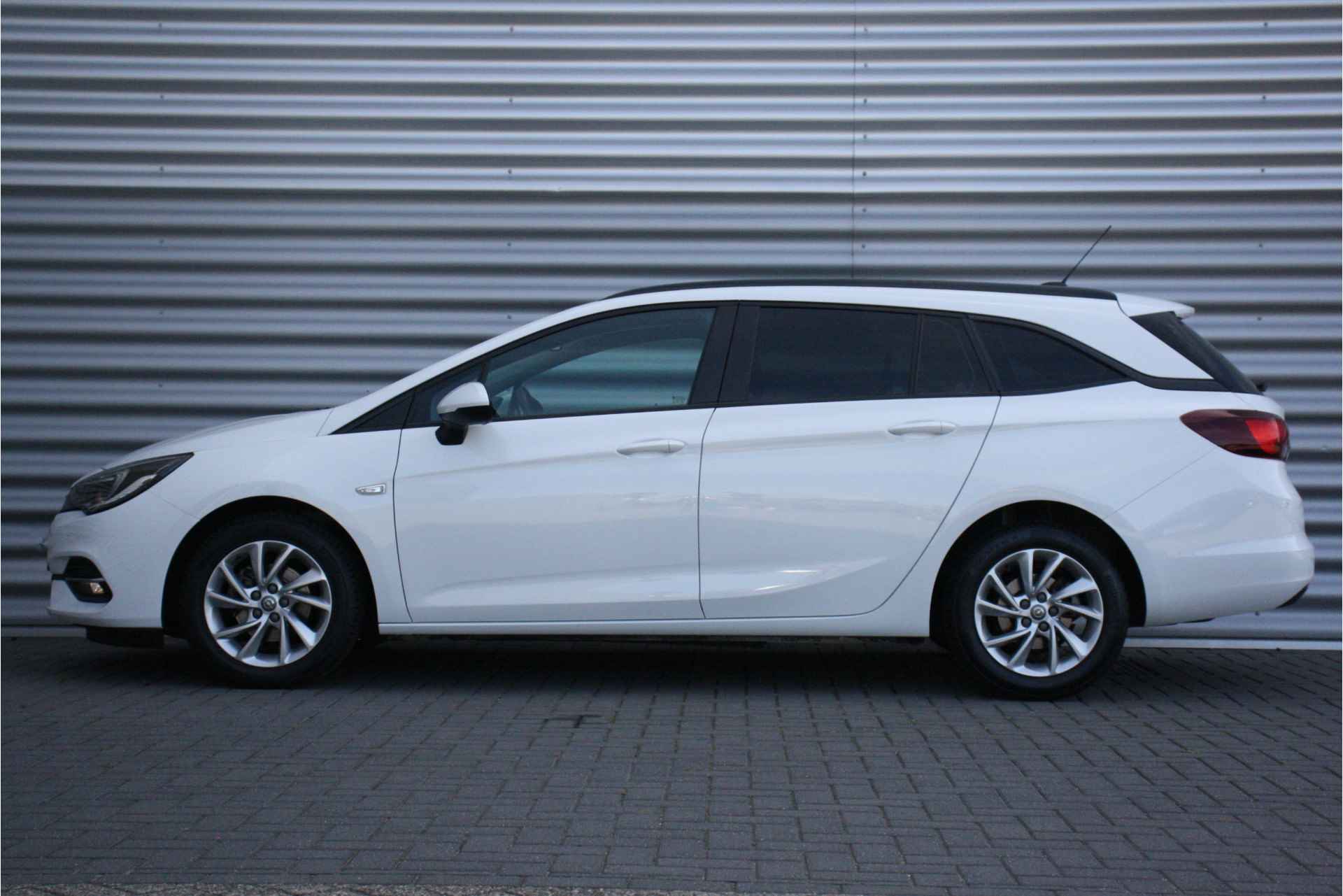 Opel Astra SPORTS TOURER 1.2 TURBO 110PK EDITION+ / NAVI / CLIMA / LED / AGR / PDC / 16" LMV / CAMERA / BLUETOOTH / CRUISECONTROL / NIEUWST - 2/37