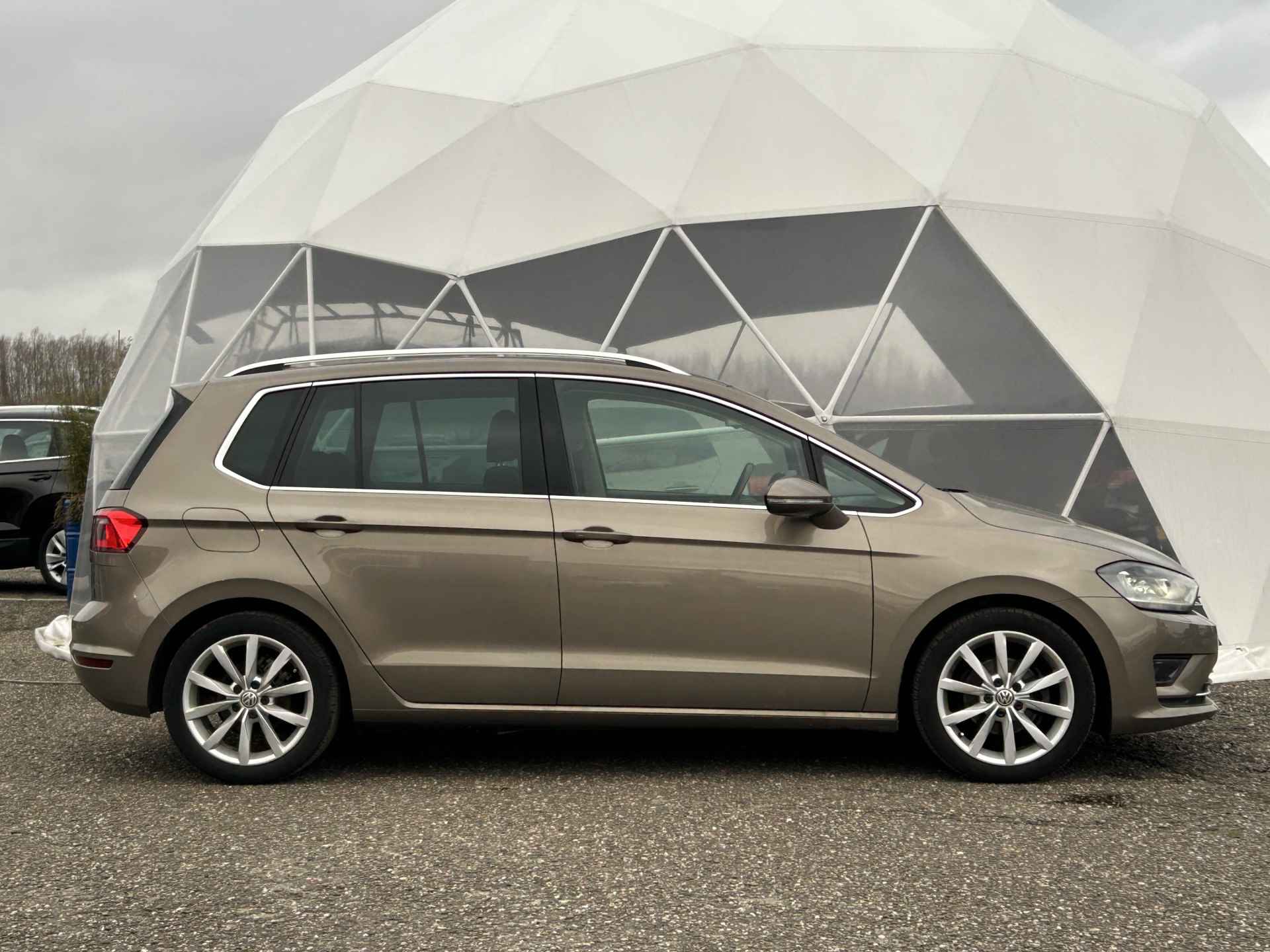 Volkswagen Golf Sportsvan 1.2 TSI Highline | Trekhaak | Dodehoek detectie | Camera | Carplay | Bi-xenon koplampen | 17"LM Velgen | - 3/37