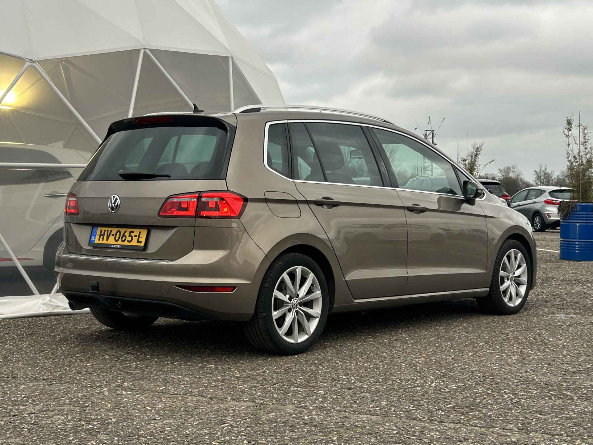 Volkswagen Golf Sportsvan 1.2 TSI Highline | Trekhaak | Dodehoek detectie | Camera | Carplay | Bi-xenon koplampen | 17"LM Velgen | - 4/37