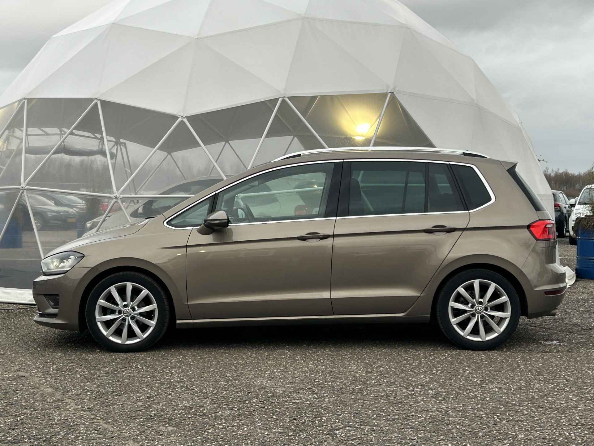 Volkswagen Golf Sportsvan 1.2 TSI Highline | Trekhaak | Dodehoek detectie | Camera | Carplay | Bi-xenon koplampen | 17"LM Velgen | - 16/37