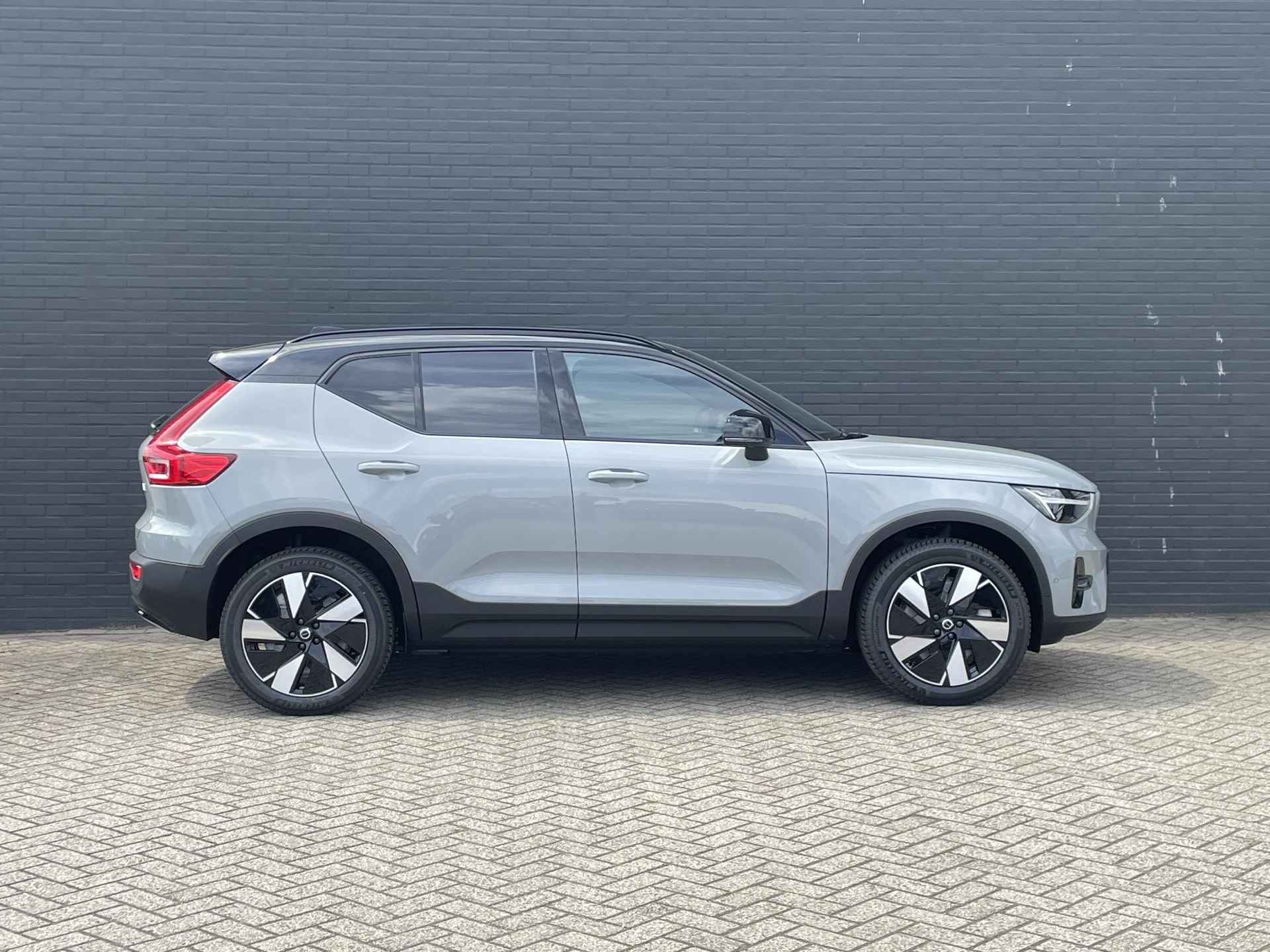 Volvo XC40 Single Motor Extended Range Ultimate | Adaptieve Cruise Control | Elektrische stoelverstelling | Microtech bekleding | Harman Kardon Audio | Getint glas - 4/17