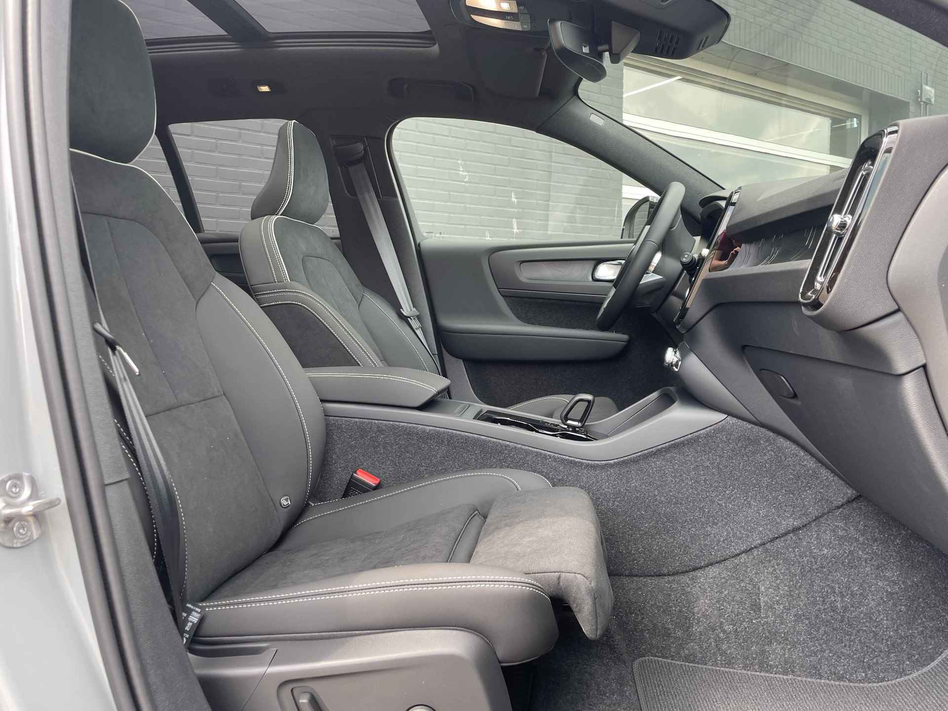 Volvo XC40 Single Motor Extended Range Ultimate | Adaptieve Cruise Control | Elektrische stoelverstelling | Microtech bekleding | Harman Kardon Audio | Getint glas - 5/17