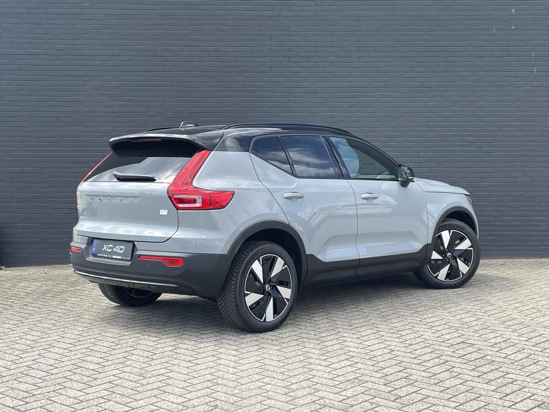 Volvo XC40 Single Motor Extended Range Ultimate | Adaptieve Cruise Control | Elektrische stoelverstelling | Microtech bekleding | Harman Kardon Audio | Getint glas - 13/17