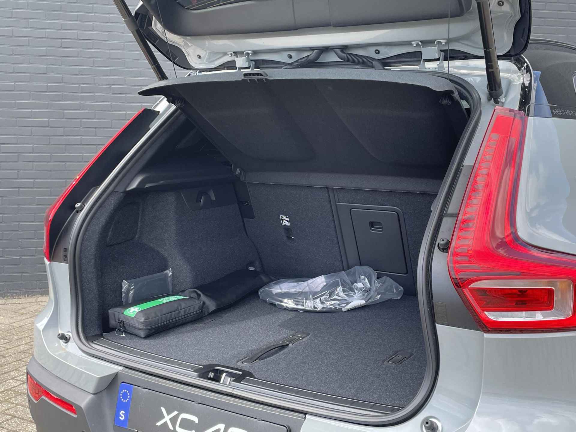 Volvo XC40 Single Motor Extended Range Ultimate | Adaptieve Cruise Control | Elektrische stoelverstelling | Microtech bekleding | Harman Kardon Audio | Getint glas - 14/17