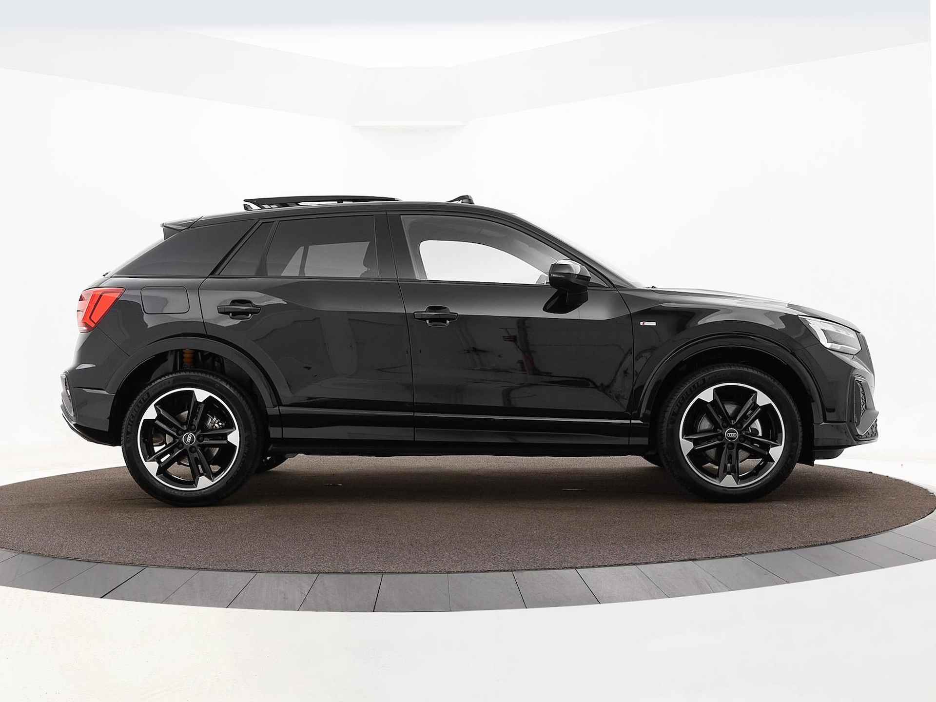 Audi Q2 S Edition 35 TFSI 150 PK · Glazen panoramadak · SONOS Premium 3D · 18" LM Velgen - 21/36