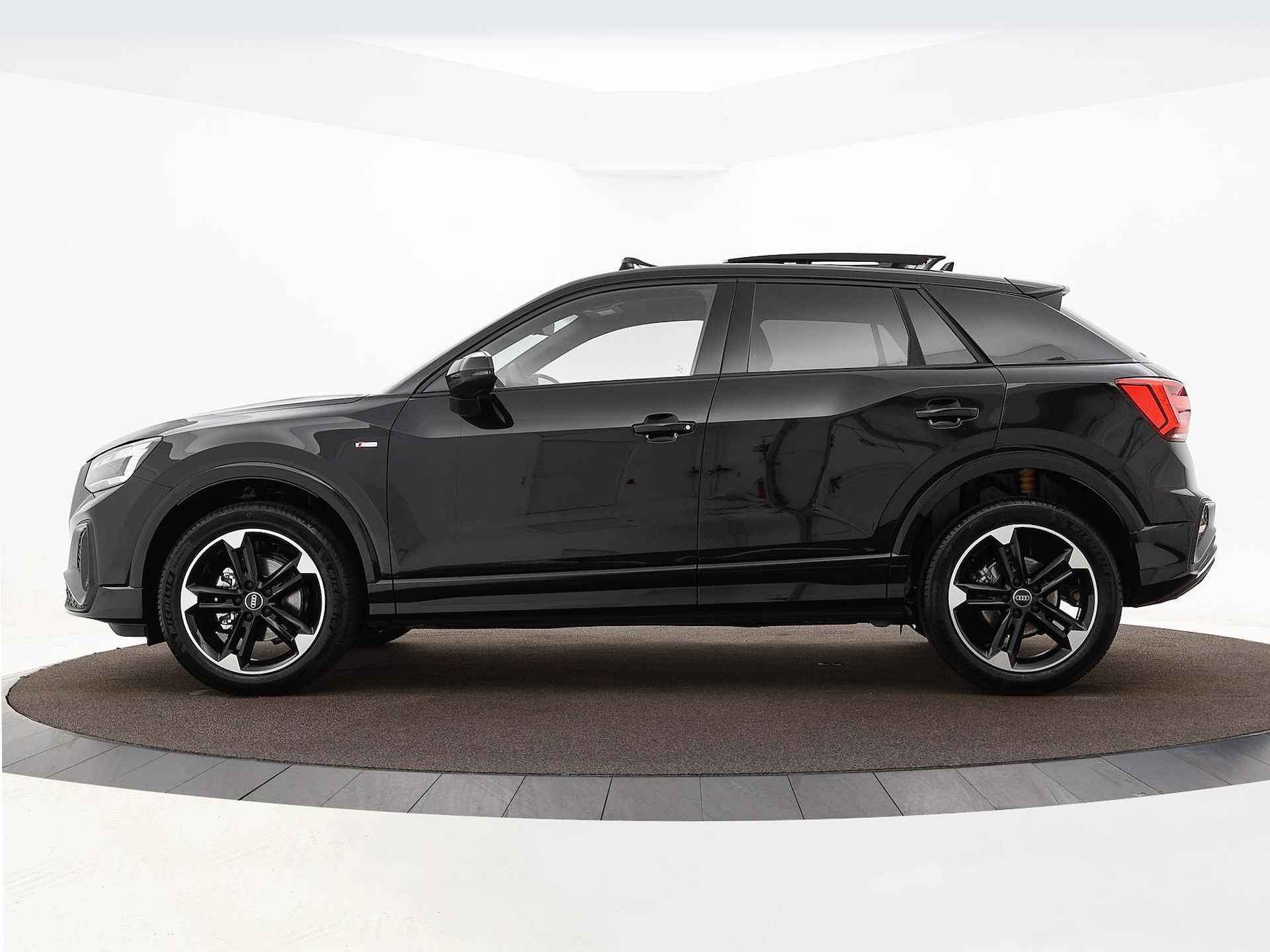 Audi Q2 S Edition 35 TFSI 150 PK · Glazen panoramadak · SONOS Premium 3D · 18" LM Velgen - 24/36