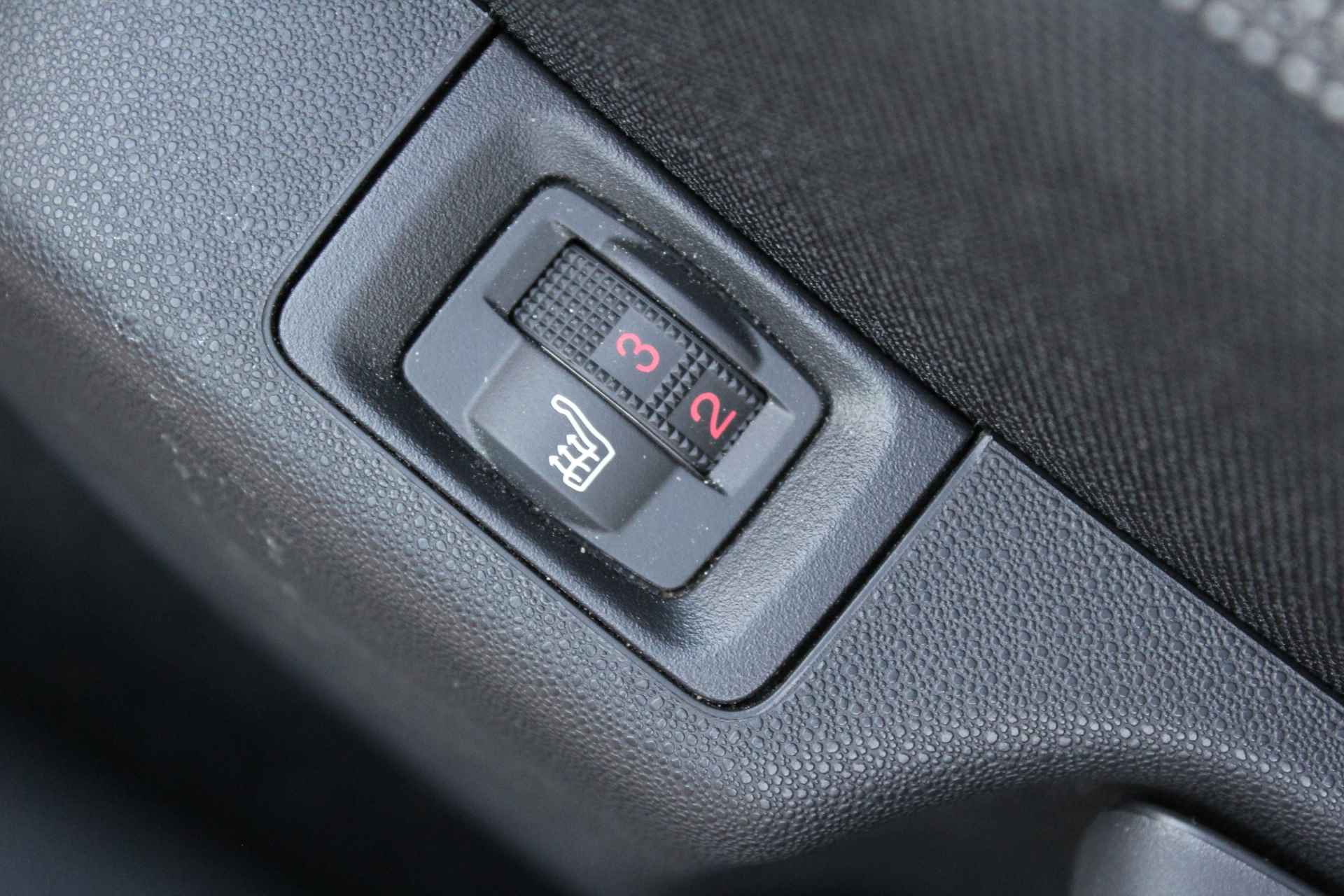 Citroën C3 1.2 PureTech Shine | ACTIEMAAND! | Navigatie | Keyless | Stoelverwarming - 27/31