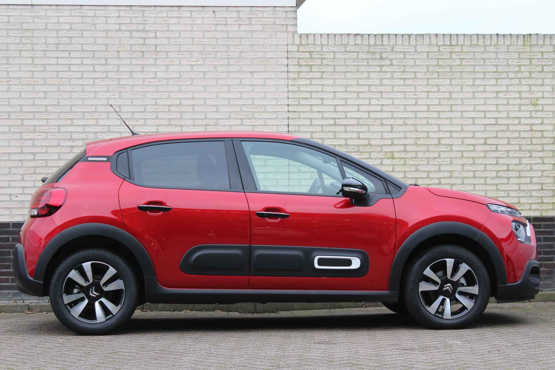 Citroën C3 1.2 PureTech Shine | ACTIEMAAND! | Navigatie | Keyless | Stoelverwarming - 2/31