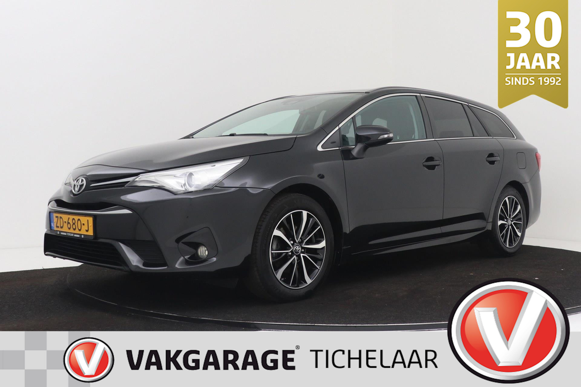 Toyota Avensis Touring Sports 1.8 VVT-i SkyView Edition | Trekhaak | Panoramadak | Dealer Ond. | Climate Control | Camera | Navi |