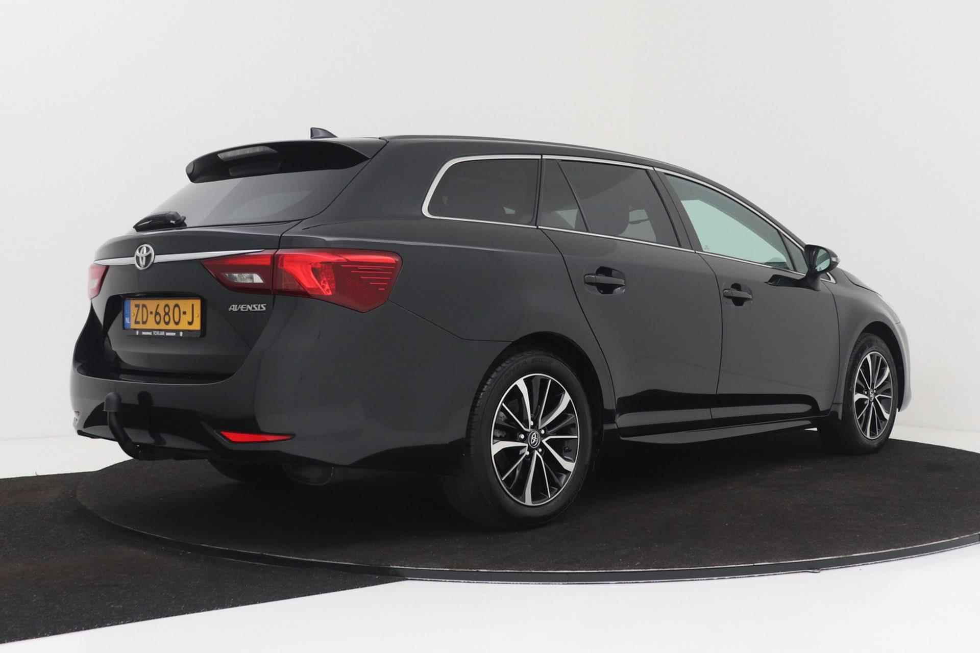 Toyota Avensis Touring Sports 1.8 VVT-i SkyView Edition | Trekhaak | Panoramadak | Dealer Ond. | Climate Control | Camera | Navi | - 2/47