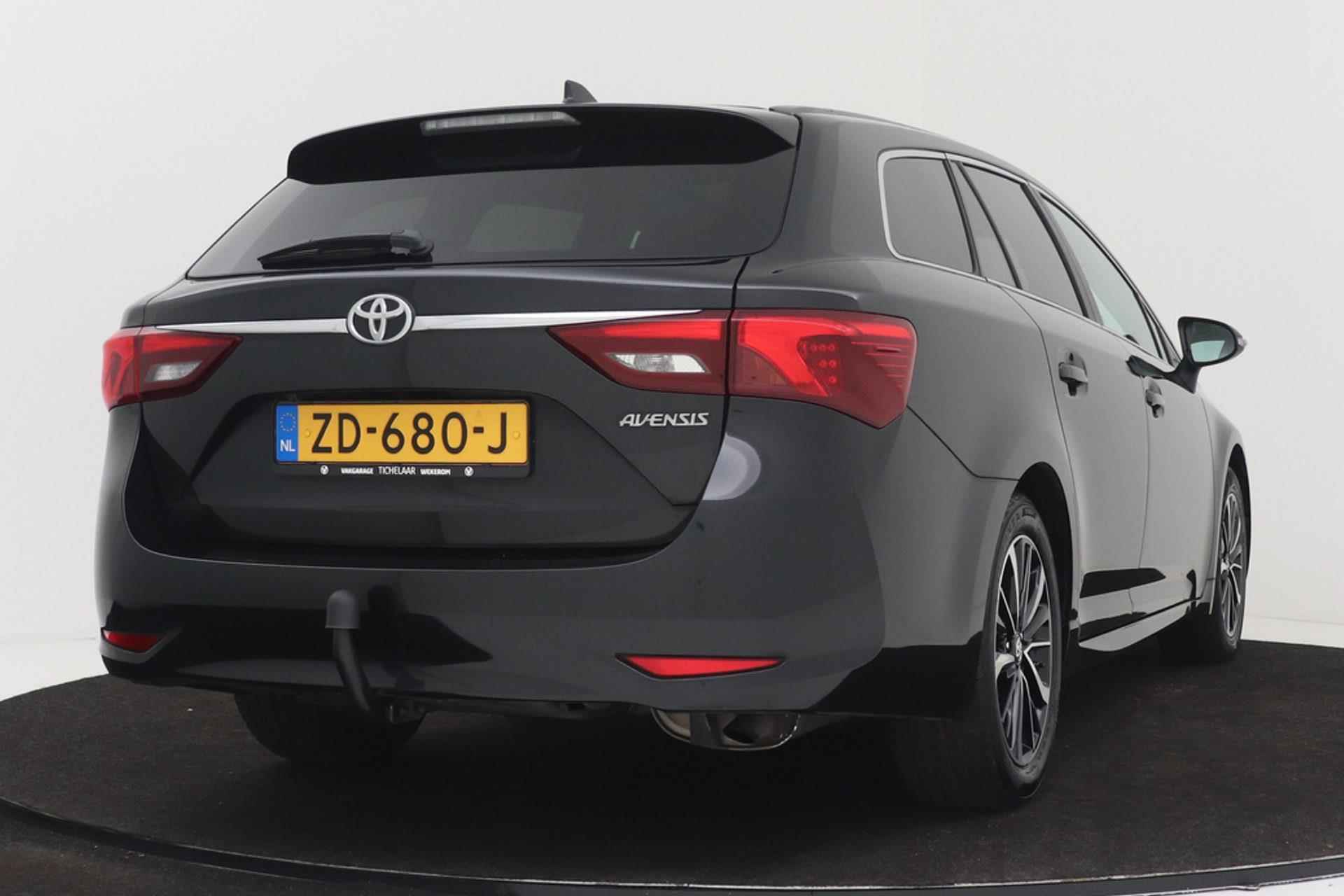 Toyota Avensis Touring Sports 1.8 VVT-i SkyView Edition | Trekhaak | Panoramadak | Dealer Ond. | Climate Control | Camera | Navi | - 11/47