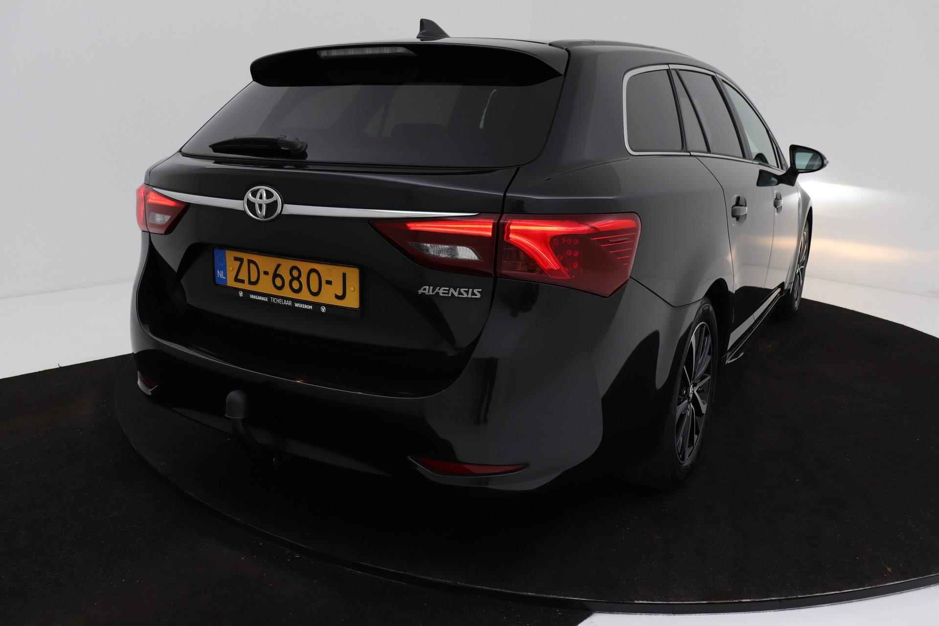 Toyota Avensis Touring Sports 1.8 VVT-i SkyView Edition | Trekhaak | Panoramadak | Dealer Ond. | Climate Control | Camera | Navi | - 43/47