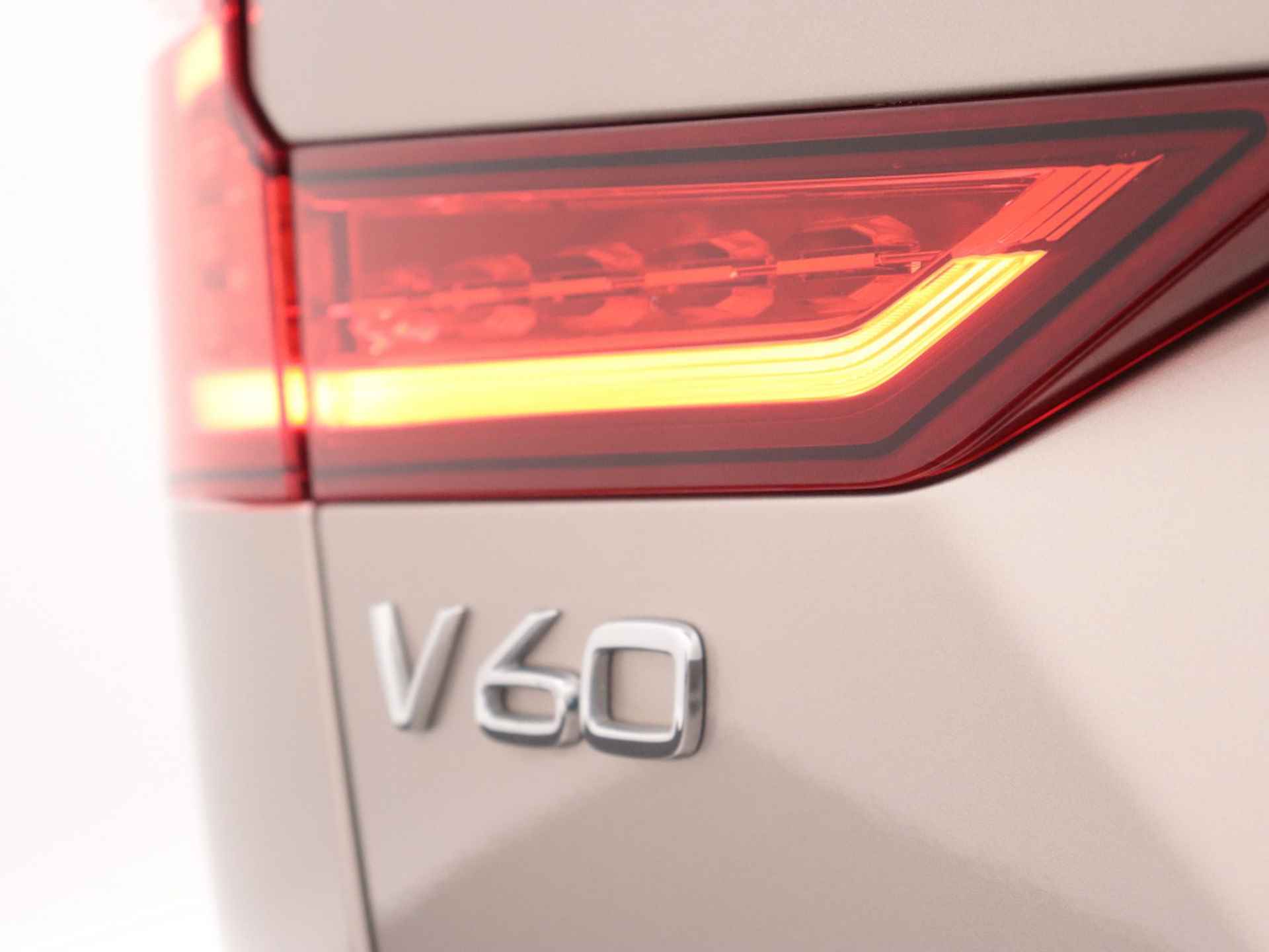 Volvo V60 2.0 B3 Plus Dark - 26/30