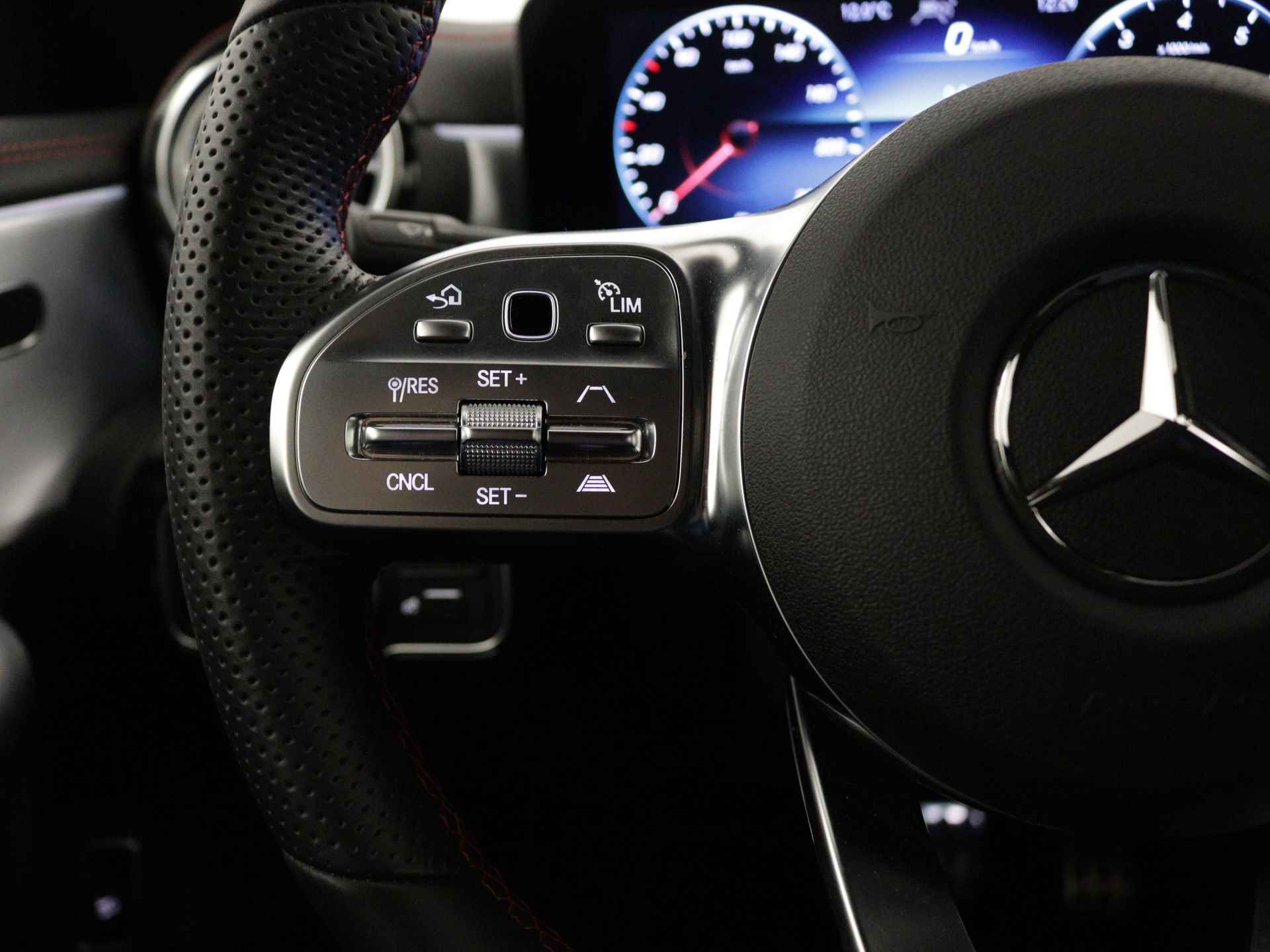 Mercedes-Benz CLA-Klasse Shooting Brake 180 AMG Line | Achteruitrijcamera | Trekhaak | Elektrische Stoelen | Distronic | Inclusief 24 maanden MB Certified garantie voor Europa. - 19/39