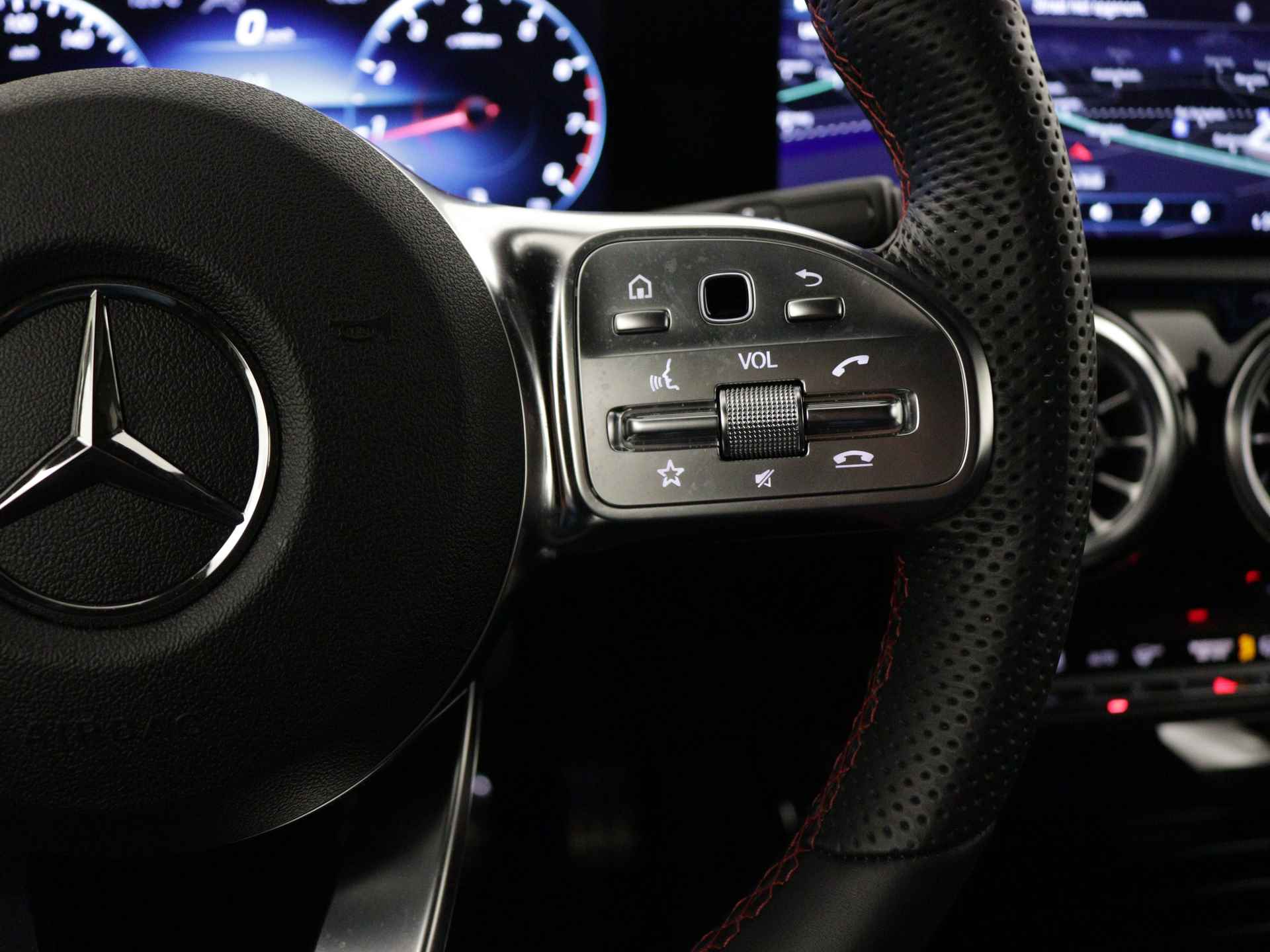 Mercedes-Benz CLA-Klasse Shooting Brake 180 AMG Line | Achteruitrijcamera | Trekhaak | Elektrische Stoelen | Distronic | Inclusief 24 maanden MB Certified garantie voor Europa. - 20/39