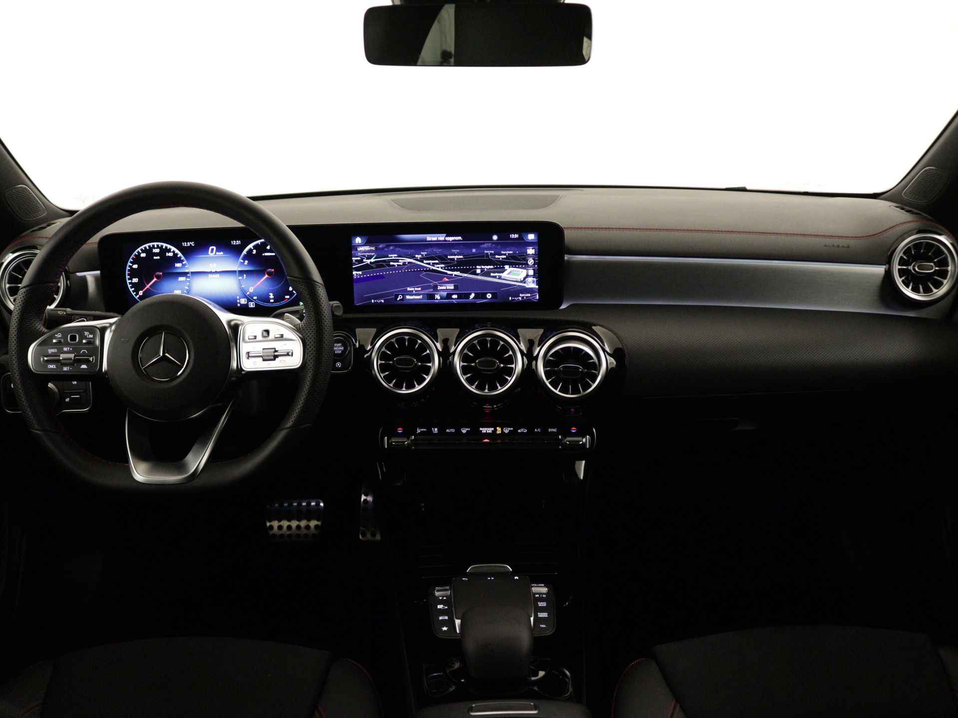 Mercedes-Benz CLA-Klasse Shooting Brake 180 AMG Line | Achteruitrijcamera | Trekhaak | Elektrische Stoelen | Distronic | Inclusief 24 maanden MB Certified garantie voor Europa. - 25/39