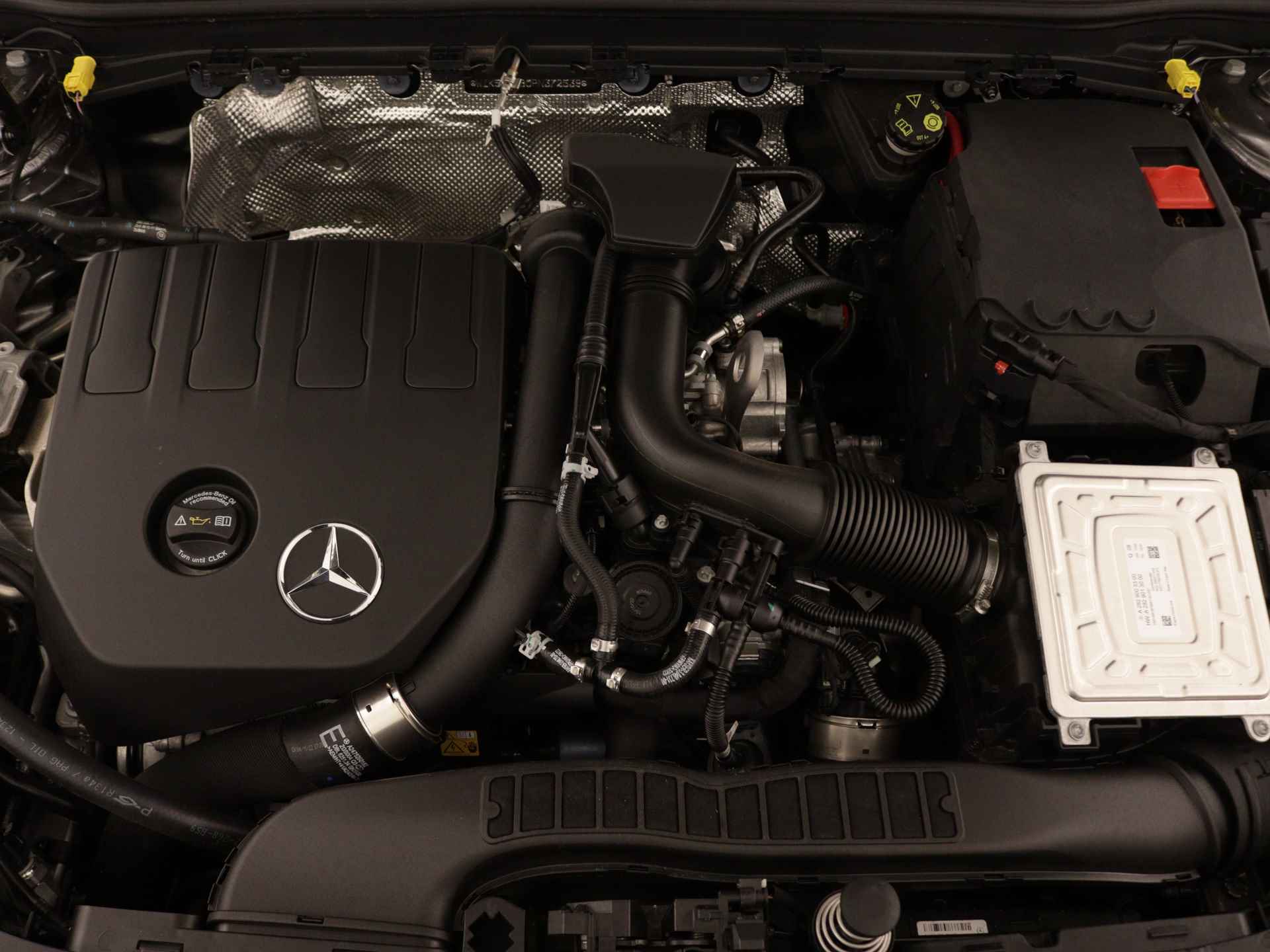 Mercedes-Benz CLA-Klasse Shooting Brake 180 AMG Line | Achteruitrijcamera | Trekhaak | Elektrische Stoelen | Distronic | Inclusief 24 maanden MB Certified garantie voor Europa. - 36/39