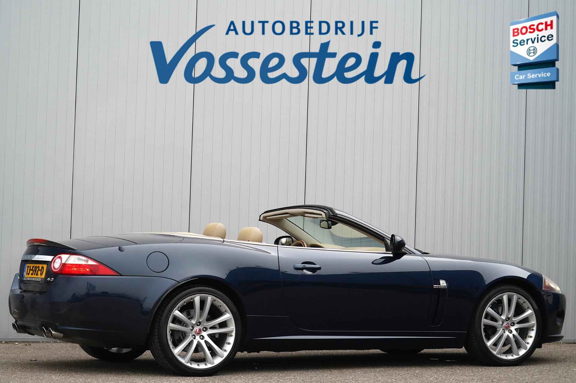 Jaguar XK 4.2 V8 Convertible / Leder / Alpine Audio / Stoelverw. / Stuurverw. / Memory Seats / Elek. Kap - 2/39