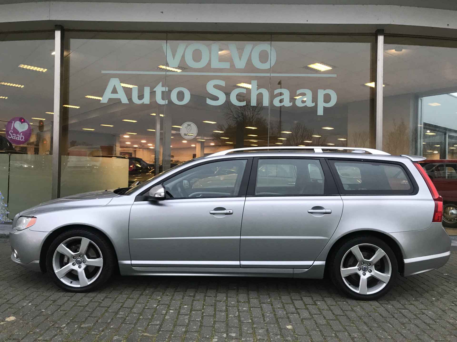 Volvo V70 2.0T R-Edition Automaat | Rijklaar incl garantie | Achterspoiler Parkeersensoren Afneembare trekhaak - 2/36