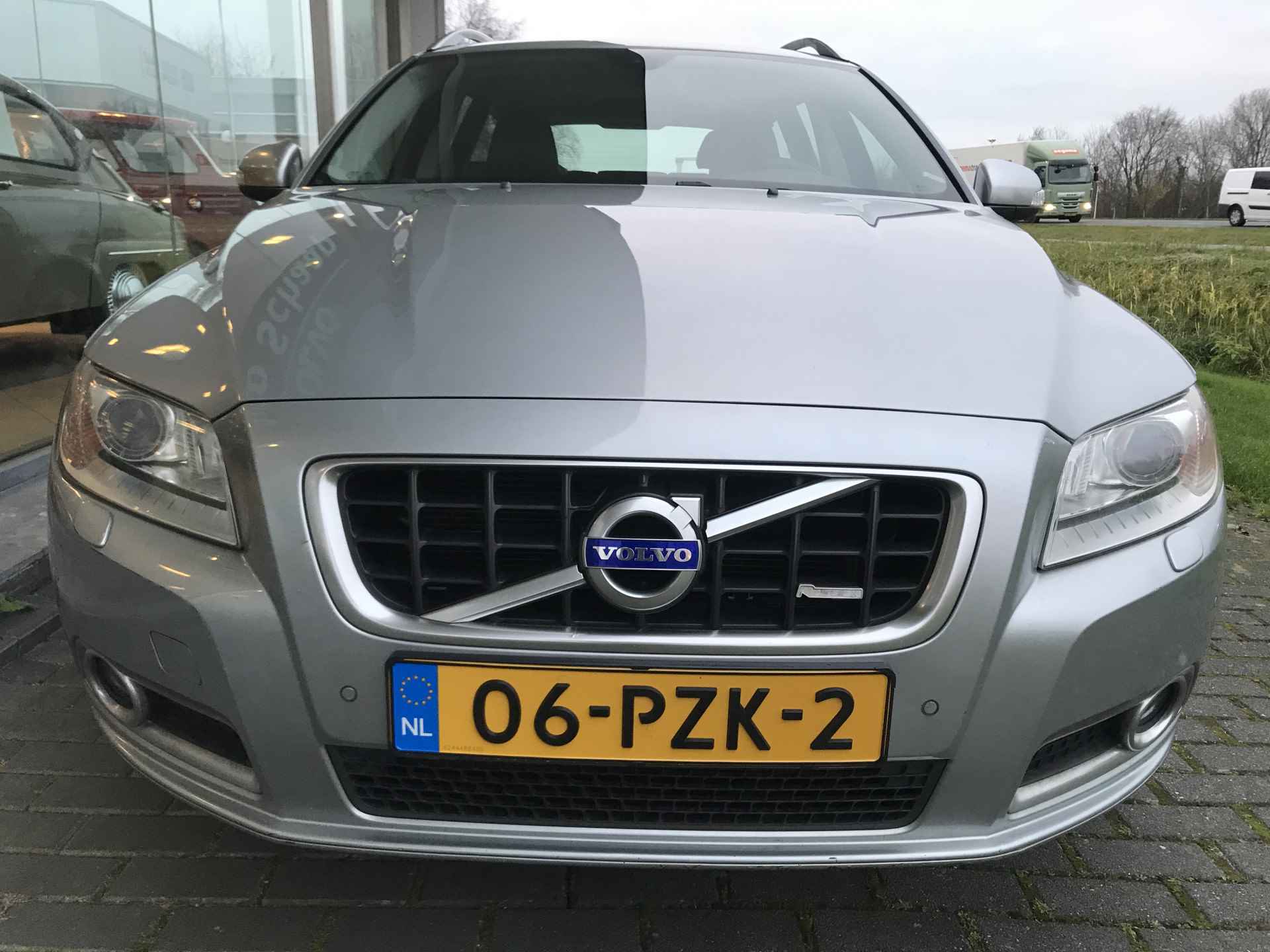 Volvo V70 2.0T R-Edition Automaat | Rijklaar incl garantie | Achterspoiler Parkeersensoren Afneembare trekhaak - 8/36