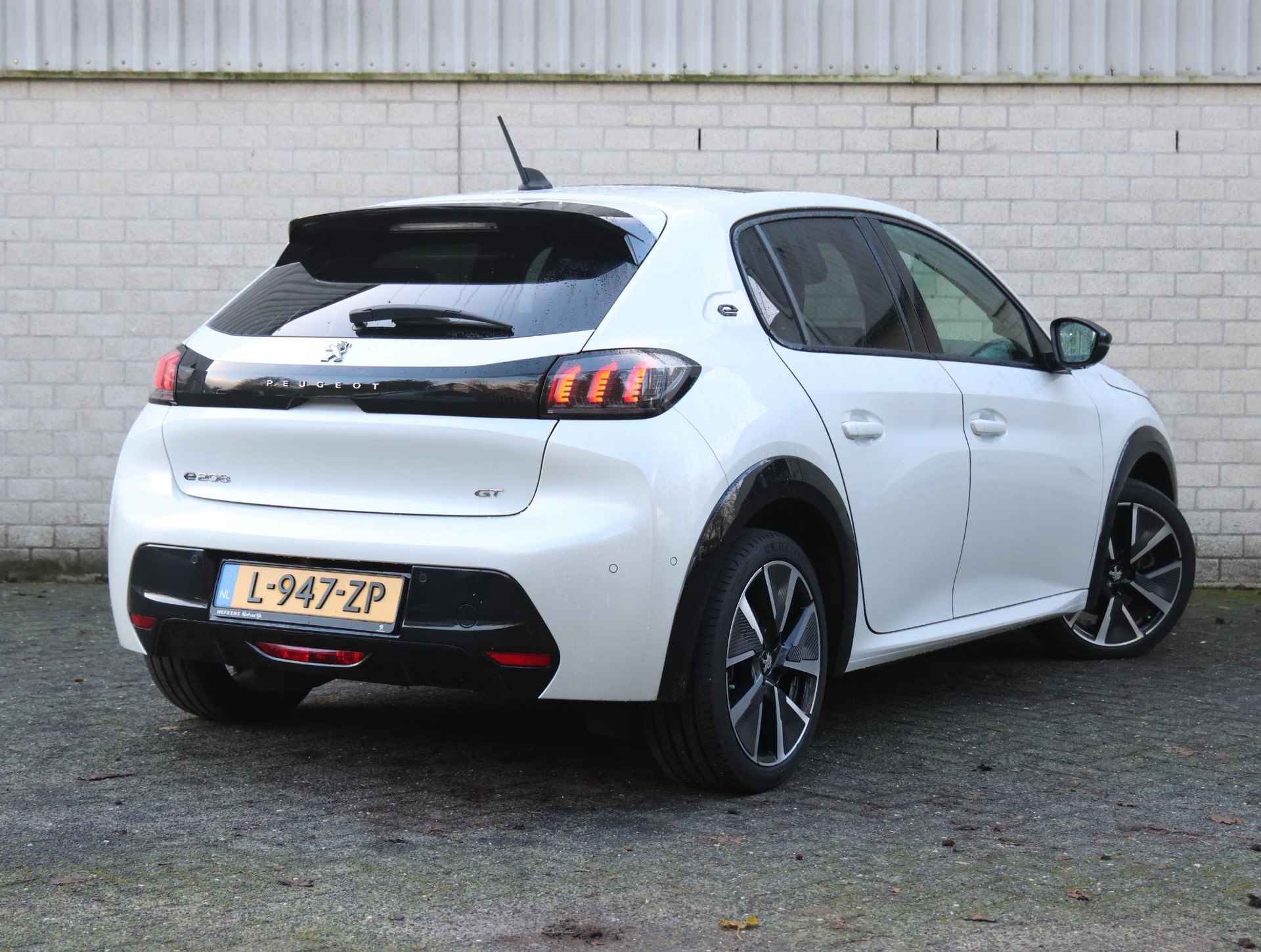 Peugeot e-208 EV GT Pack 50 kWh 3-fase | 1ste eigenaar | NL Auto! | Alcantara | Glazendak | Achteruitrijcamera | Navigatie | AppleCarPlay - 4/44