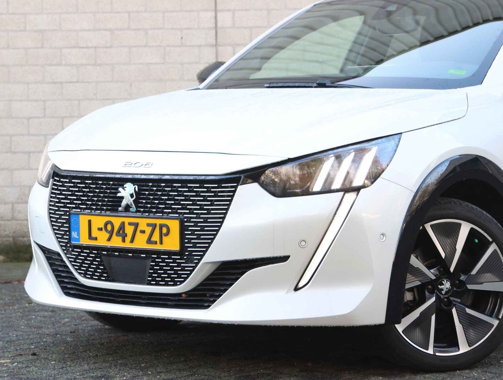 Peugeot e-208 EV GT Pack 50 kWh 3-fase | 1ste eigenaar | NL Auto! | Alcantara | Glazendak | Achteruitrijcamera | Navigatie | AppleCarPlay - 42/44