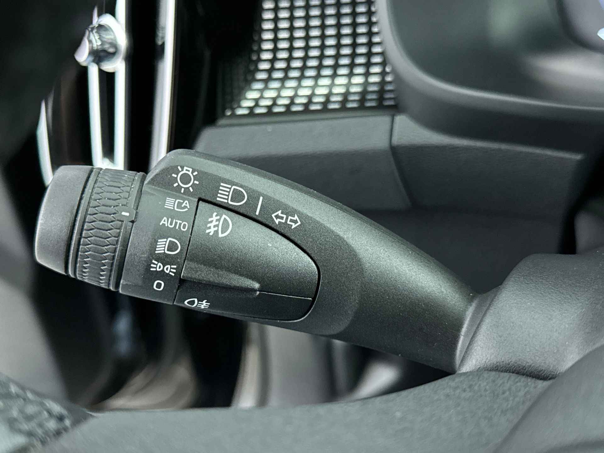 Volvo XC40 1.5 T5 Recharge R-Design 263pk | Panoramadak | Trekhaak | Adaptieve Cruis control | Elektrische achterklep | Stoel + Stuurverwar - 15/28