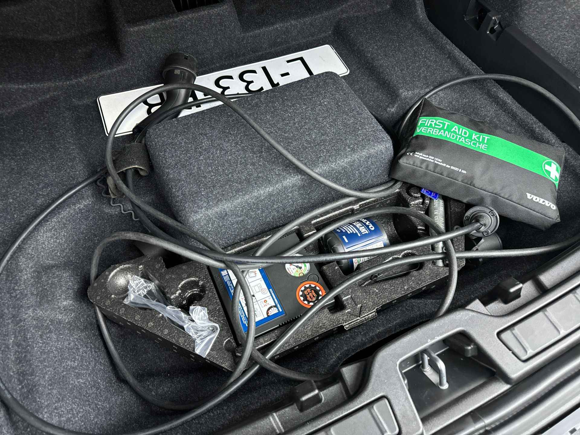 Volvo XC40 1.5 T5 Recharge R-Design 263pk | Panoramadak | Trekhaak | Adaptieve Cruis control | Elektrische achterklep | Stoel + Stuurverwar - 27/28