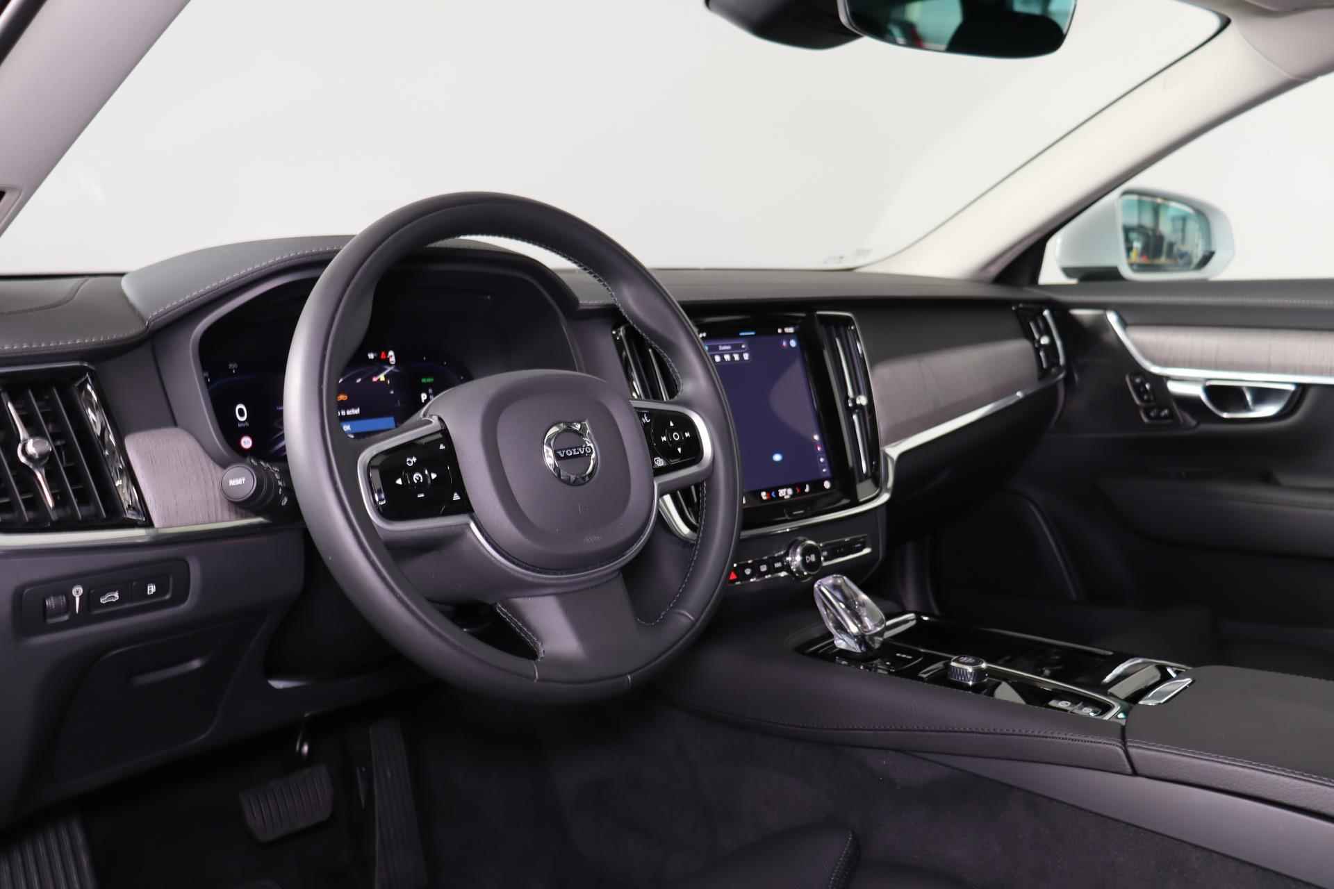 Volvo V90 T6 AWD Recharge Inscription - Panorama/schuifdak - IntelliSafe Assist & Surround - Harman/Kardon audio - Adaptieve LED koplampen - Parkeercamera achter - Verwarmde voorstoelen & stuur - Parkeersensoren voor & achter - Elektr. bedienb. voorstoelen met geheugen - Standkachel - 19' LMV - 26/33