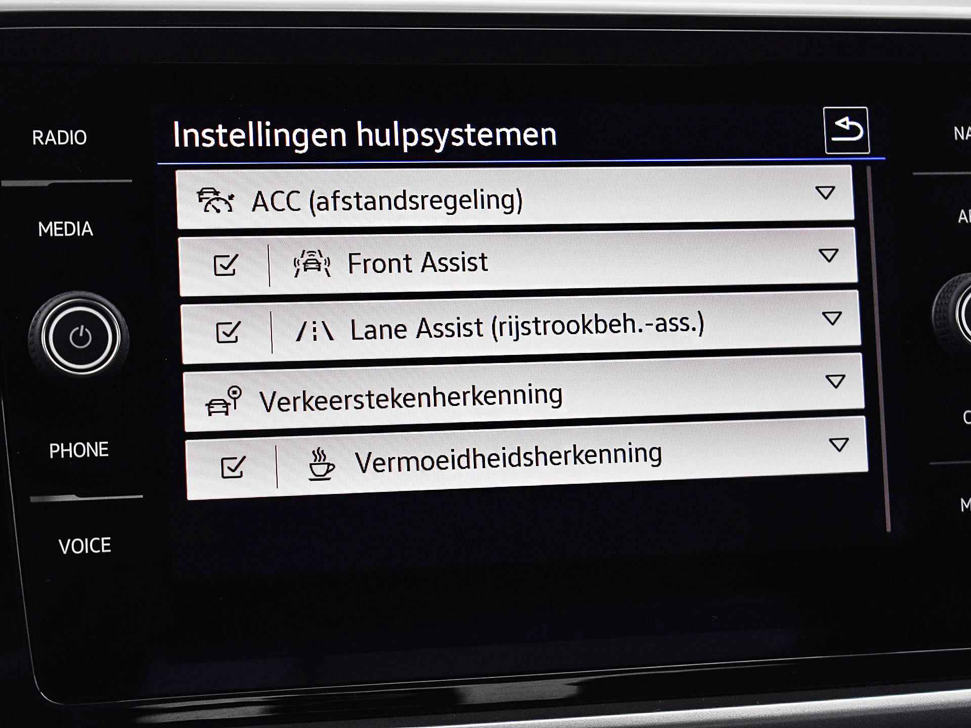 Volkswagen T-Roc 1.0 TSI 110pk Life | Camera | ACC | Navigatie | Apple CarPlay | Draadloze Telefoonlader | P-Sensoren | 16"Velgen | Garantie t/m 21-06-2027 of 100.000km - 28/35
