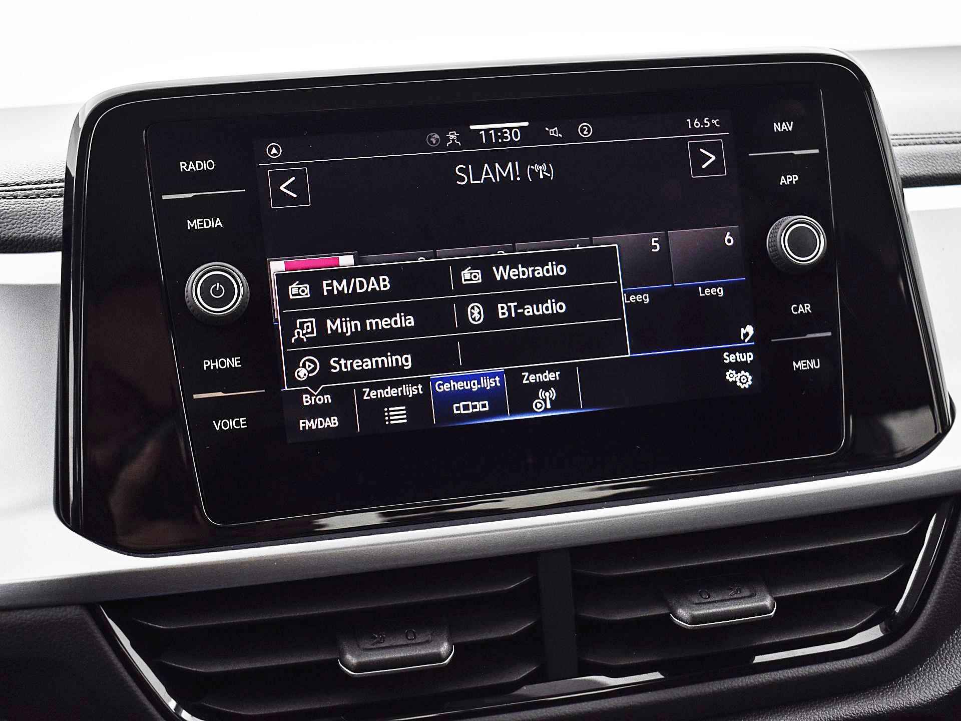 Volkswagen T-Roc 1.0 TSI 110pk Life | Camera | ACC | Navigatie | Apple CarPlay | Draadloze Telefoonlader | P-Sensoren | 16"Velgen | Garantie t/m 21-06-2027 of 100.000km - 30/35