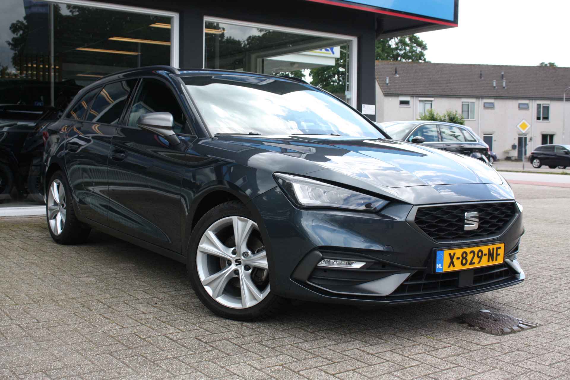 SEAT Leon Sportstourer 1.5 eTSI FR Business Intense | Automaat | Keyless | Stoel- en stuurverwarming | Virtual dashboard - 4/55