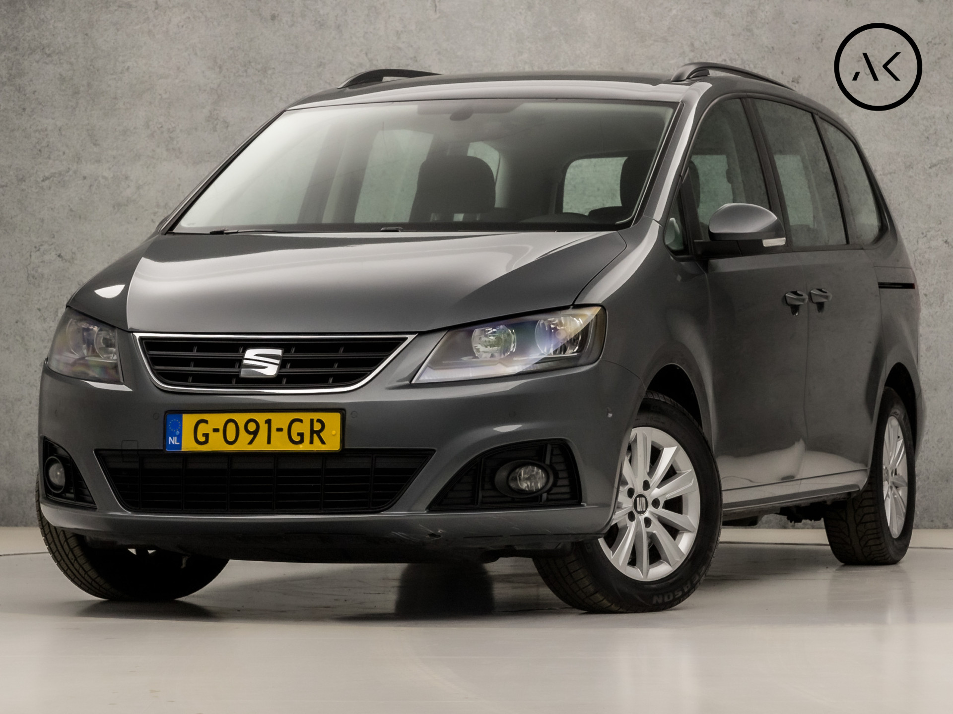 SEAT Alhambra 1.4 TSI Deluxe 7 Persoons 150Pk (APPLE CARPLAY, CRUISE, CLIMATE, LM VELGEN, KEYLESS START, ARMSTEUN, SPORTSTOELEN, ELEK PAKKET, PARKEERSENSOREN, NIEUWE APK, NIEUWSTAAT)