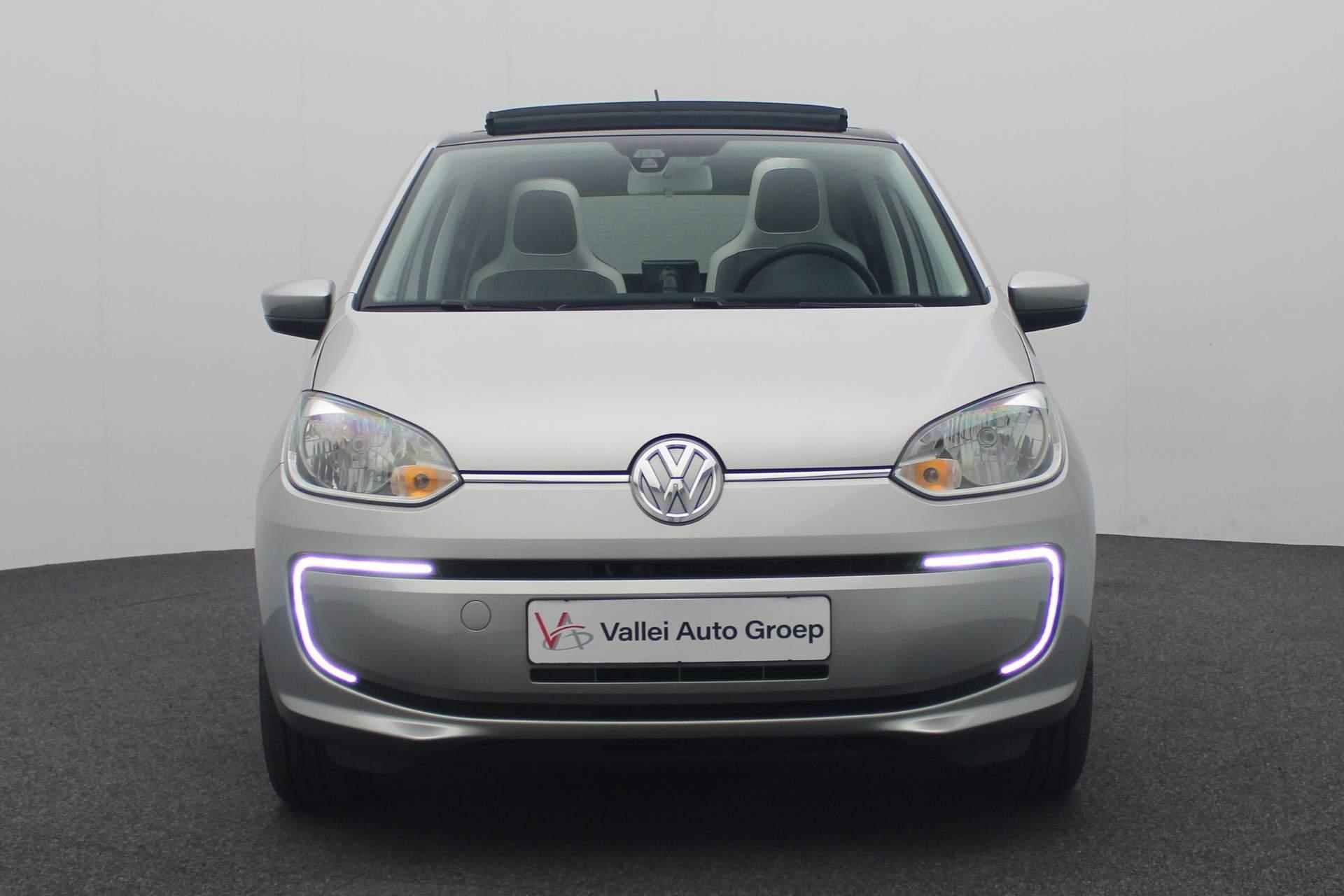 Volkswagen e-Up! e-Up! 82PK | Pano | Navi | Stoelverwarming | Clima | Cruise | Verwarmbare voorruit | Parkeersensoren achter | 15 inch - 17/32