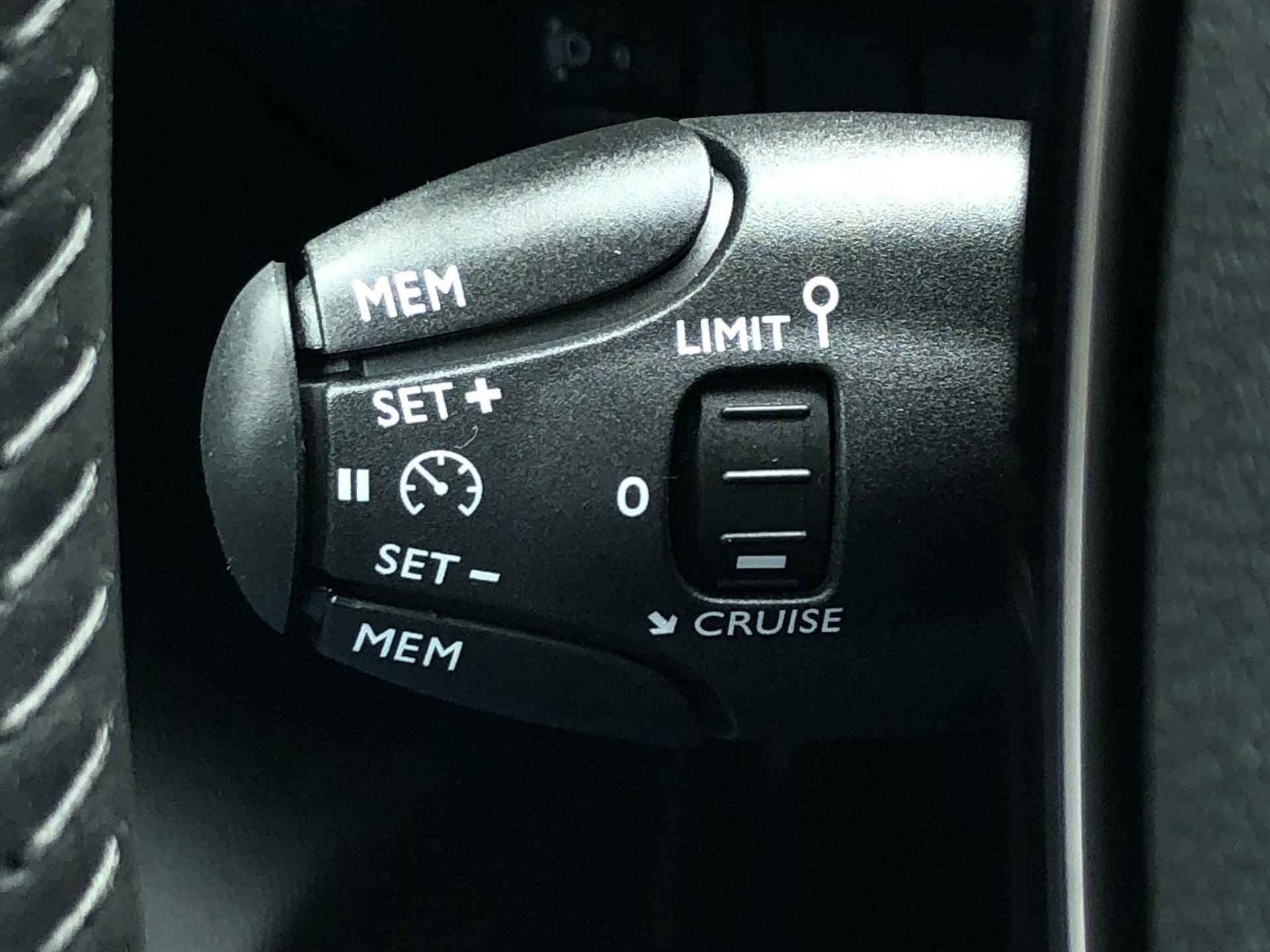 Peugeot 208 1.2 PureTech 100pk Allure | Cruise control  | Achteruitrijcamera | Navigatie | Apple carplay/Android auto - 15/25