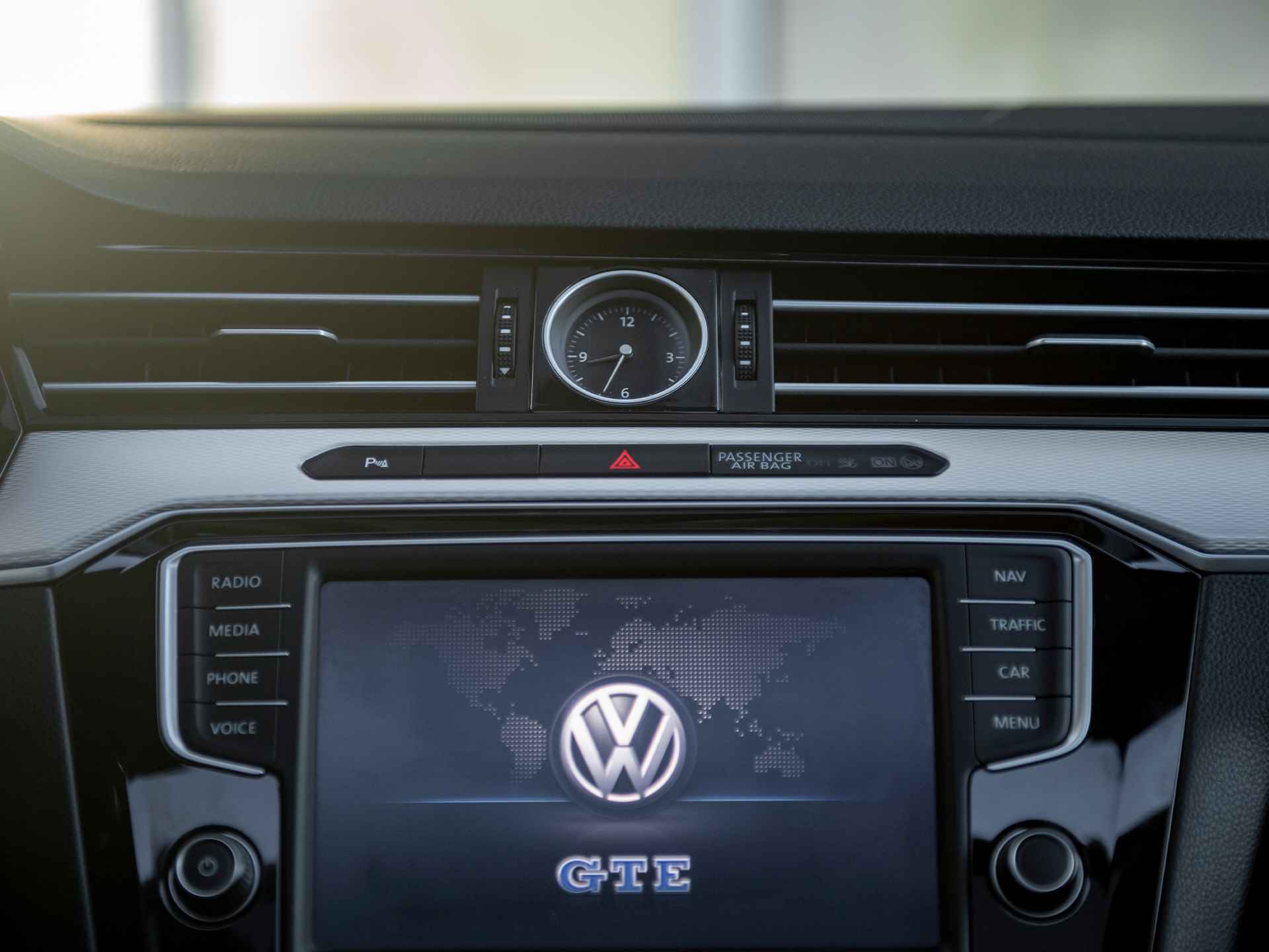 Volkswagen Passat Variant 1.4 TSI GTE Highline | Pano | Navi | Apple Carplay & Android Auto | Alcantara | ErgoComfort stoel | Trekhaak | Alarm | Adaptive Cruise Control | 18" LMV | Camera - 44/52