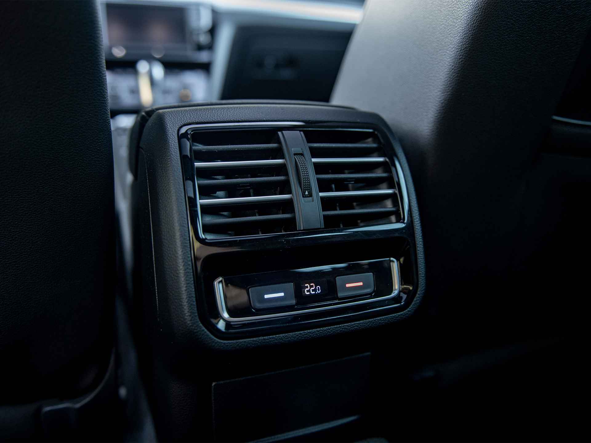 Volkswagen Passat Variant 1.4 TSI GTE Highline | Pano | Navi | Apple Carplay & Android Auto | Alcantara | ErgoComfort stoel | Trekhaak | Alarm | Adaptive Cruise Control | 18" LMV | Camera - 45/52