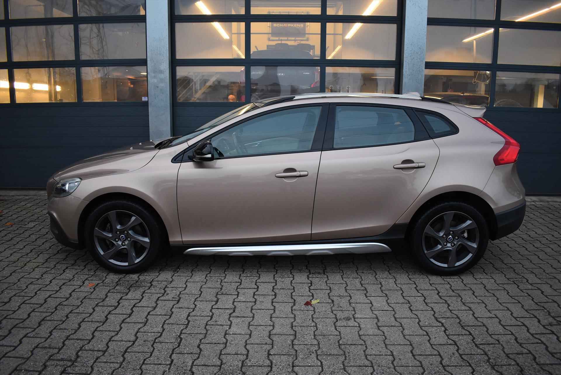 VOLVO V40 Cross Country 1.6 T4 180pk Summum - 2/37