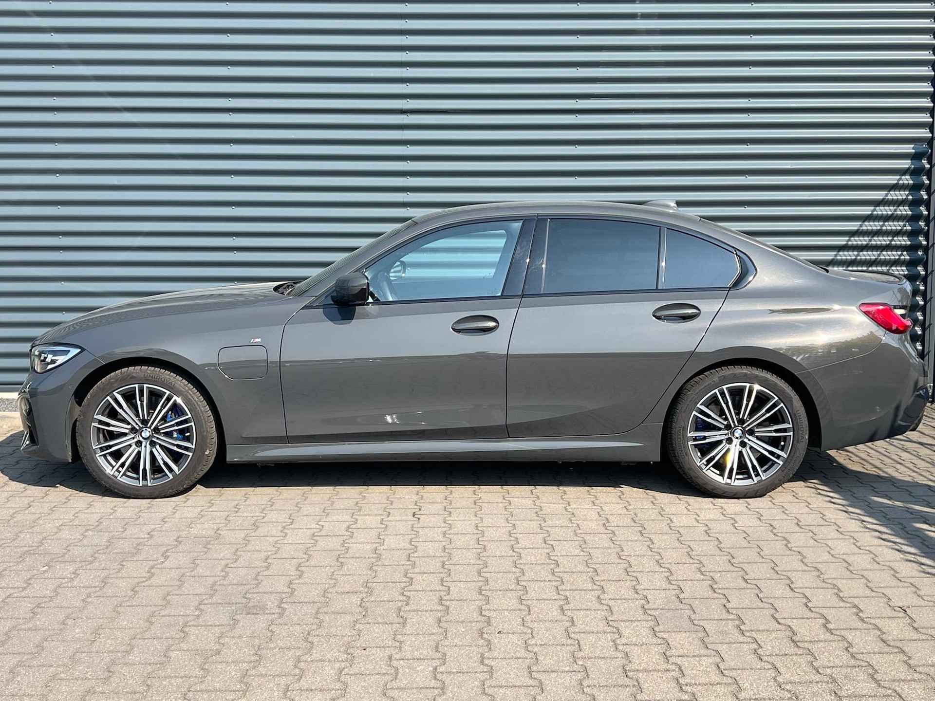 BMW 3-serie 330e M-Sport Plug in Hybrid PHEV | Adaptive Cruise | Camera | Harman/Kardon | Carplay | Dravitgrau Metallic | - 3/16