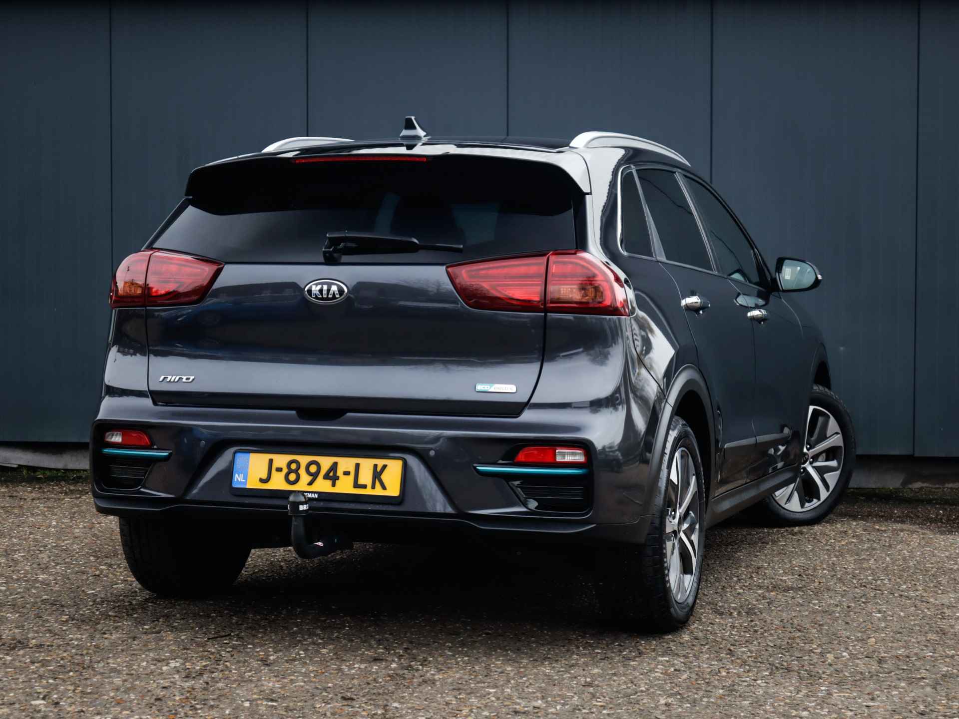 Kia e-Niro ExecutiveLine 64 kWh (204 PK) 1e-Eig, Kia-Dealer-Onderh, 12-Mnd-BOVAG, NL-Auto, Trekhaak, Leer, Navigatie/Apple-Carplay/Android-Auto, Adaptive-Cruisecontrol, Keyless-Entry/Start, Parkeersensoren-V+A, Achteruitrijcamera, DAB, Premium-Audio, Stoelverwarming-V+A, Gevent.-Voorstoelen, Stuurverwarming, Lm-Velgen-17Inch, Privacy-Glas - 4/47